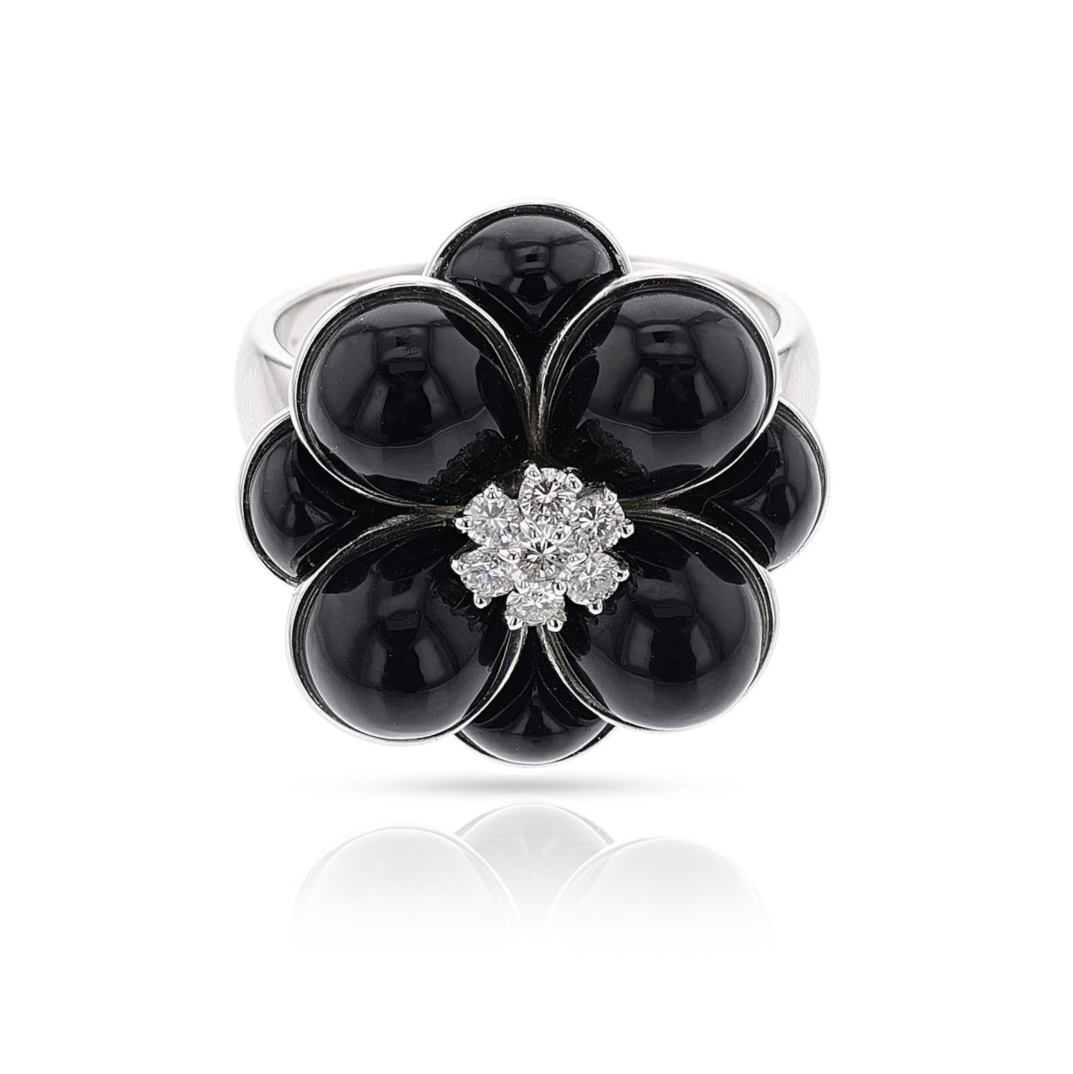 Ein Van Cleef & Arpels Ring mit floralem Onyx und Diamanten aus 18k Weißgold. Signiert, nummeriert. Die Ringgröße ist US 7.50. Das Gesamtgewicht beträgt 17,17 Gramm.


SKU: 1508