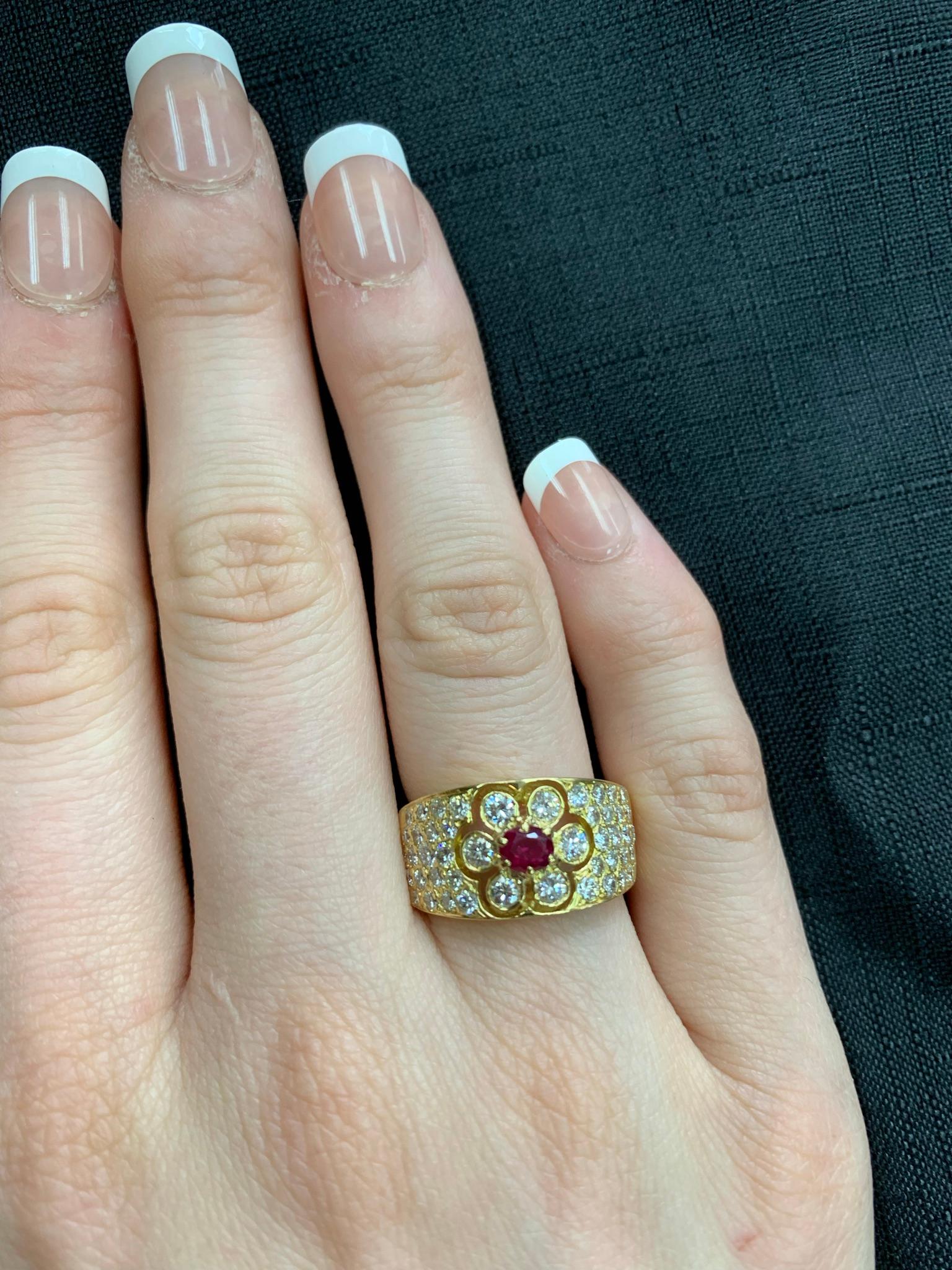 Van Cleef & Arpels Floral Ruby and Diamond Ring, 18 Karat, with Original VCA Box In Excellent Condition For Sale In New York, NY