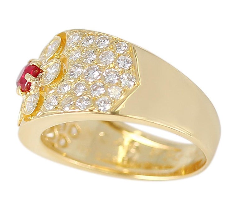 Van Cleef & Arpels Floral Ruby and Diamond Ring, 18 Karat, with Original VCA Box In Excellent Condition For Sale In New York, NY