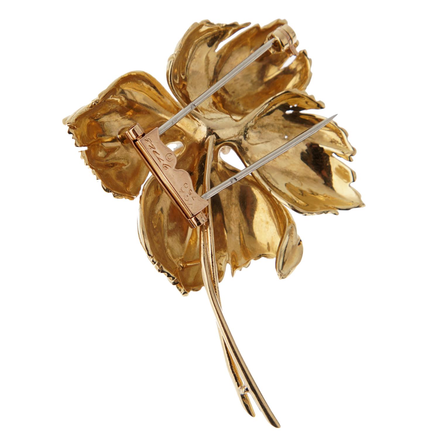 Van Cleef & Arpels Flower Diamond Gold Brooch In Excellent Condition In Feasterville, PA