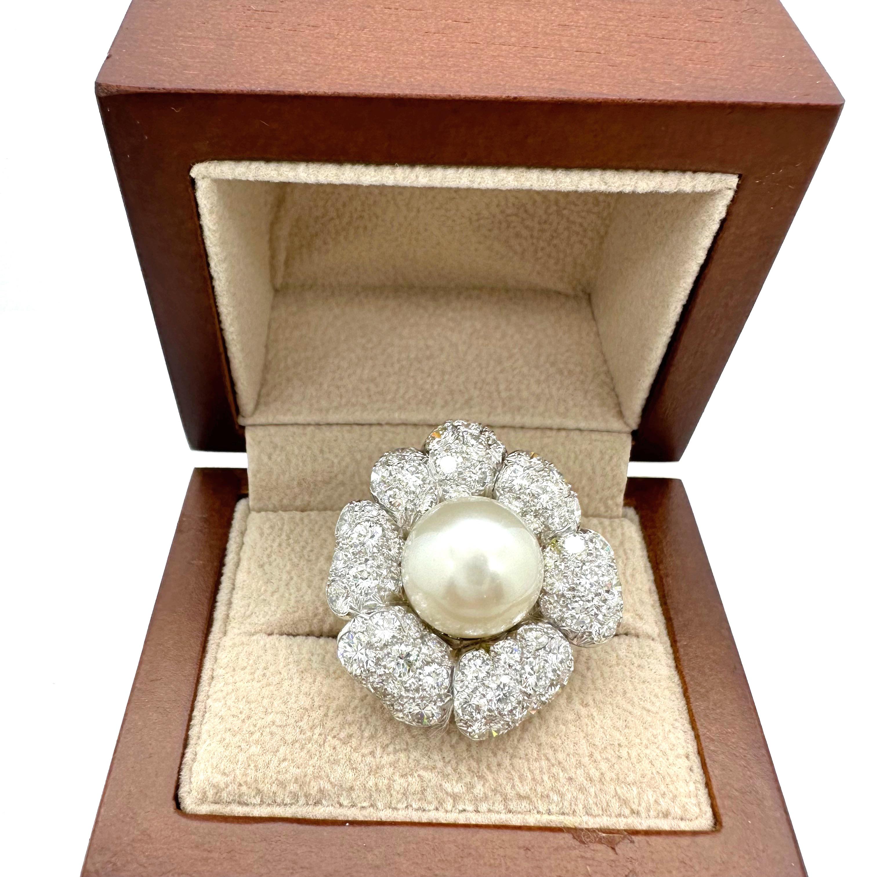 Van Cleef & Arpels Ohrring aus 18 Karat Weißgold mit Blumenperlen und Diamanten 5