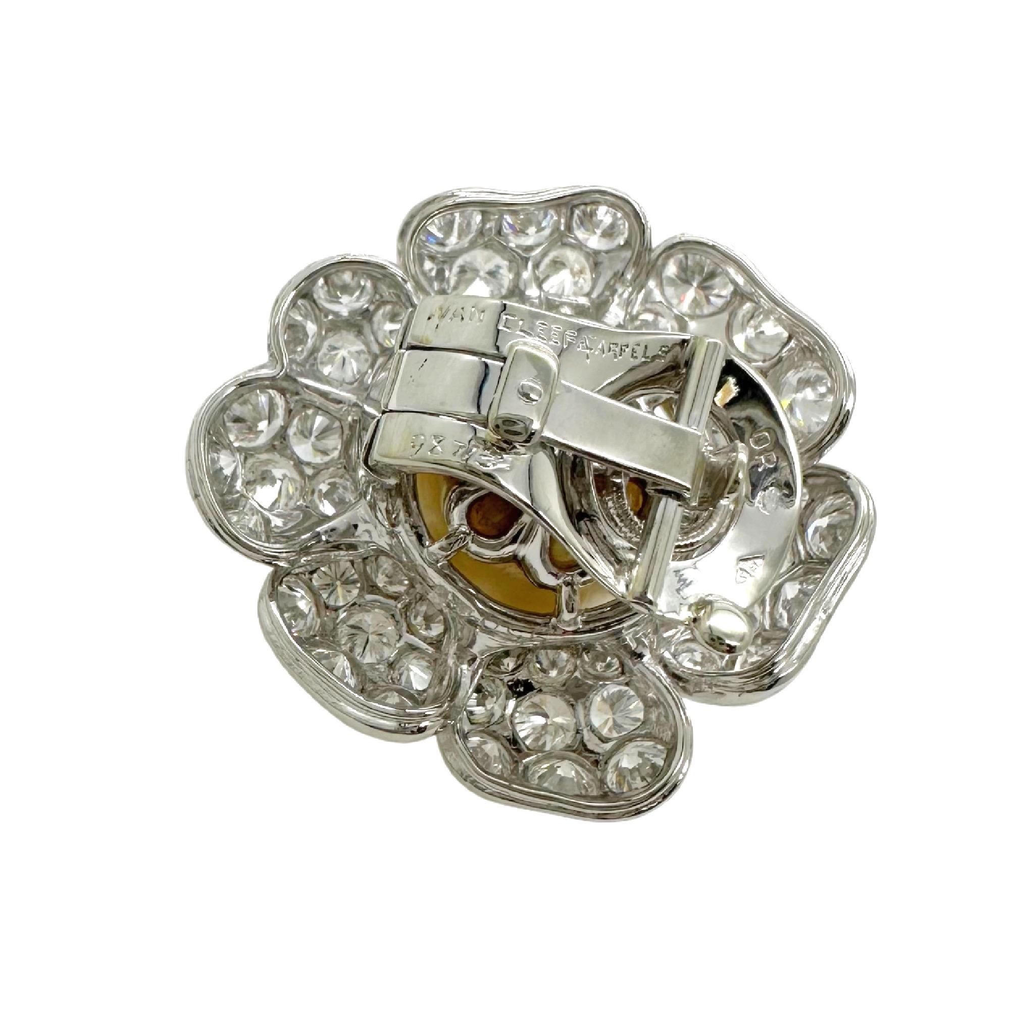 Van Cleef & Arpels Ohrring aus 18 Karat Weißgold mit Blumenperlen und Diamanten (Rundschliff)