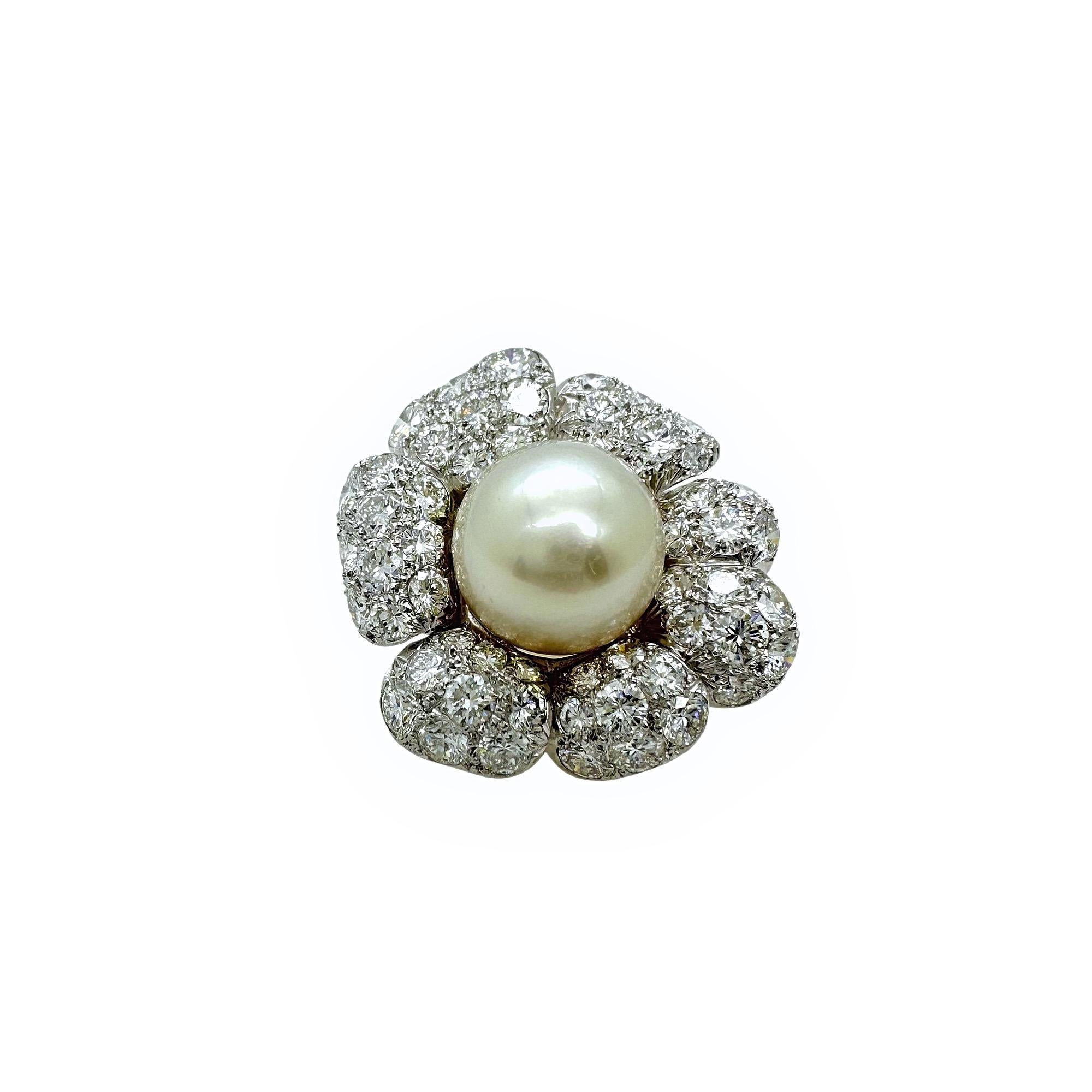 Van Cleef & Arpels Ohrring aus 18 Karat Weißgold mit Blumenperlen und Diamanten Damen
