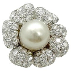 Van Cleef & Arpels Ohrring aus 18 Karat Weißgold mit Blumenperlen und Diamanten