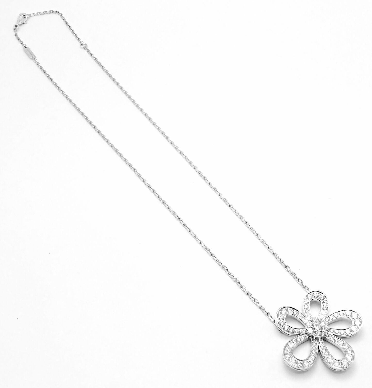 Van Cleef & Arpels, grand collier pendentif fleur en or blanc et diamants en vente 7