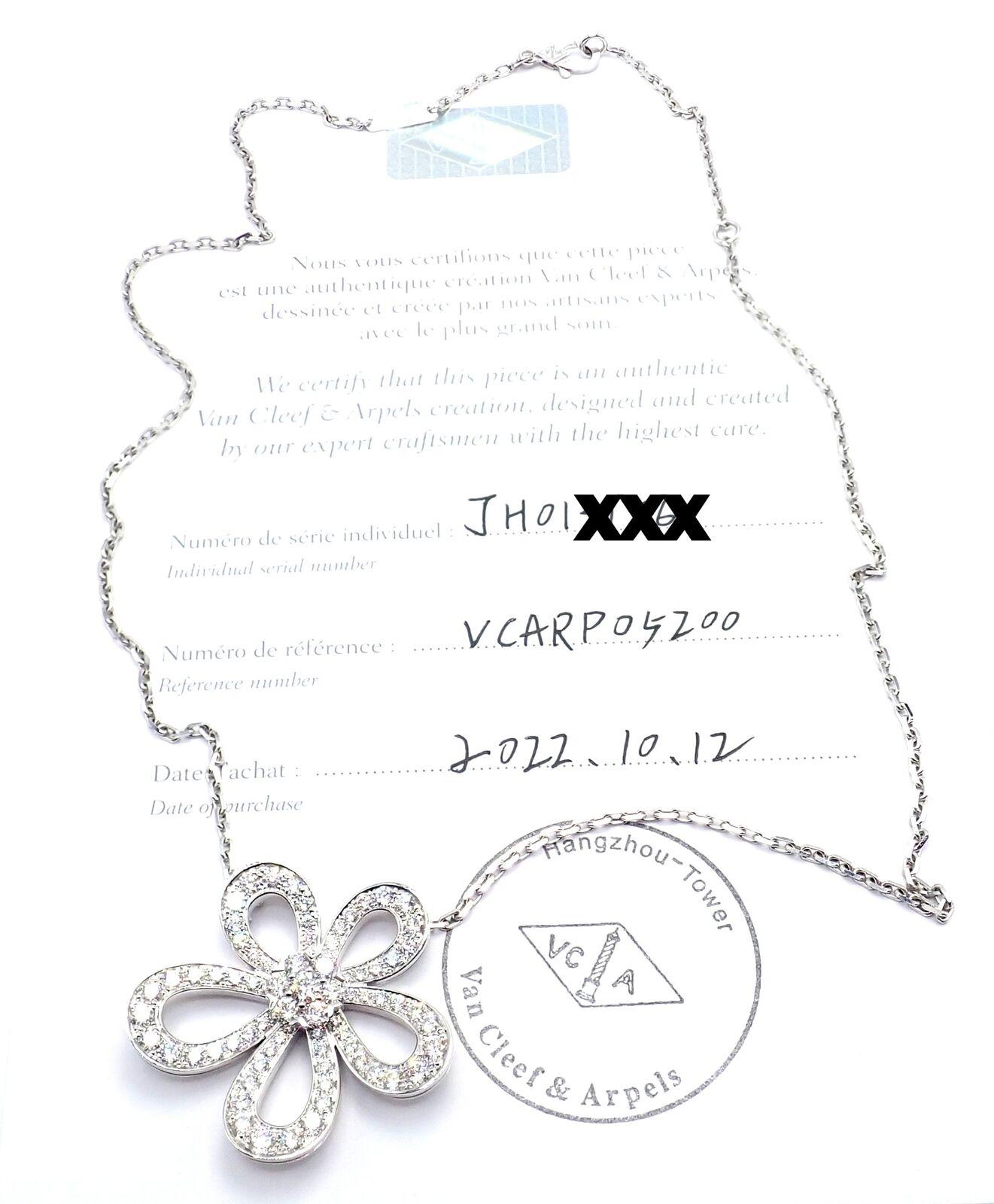 Van Cleef & Arpels, grand collier pendentif fleur en or blanc et diamants Excellent état - En vente à Holland, PA