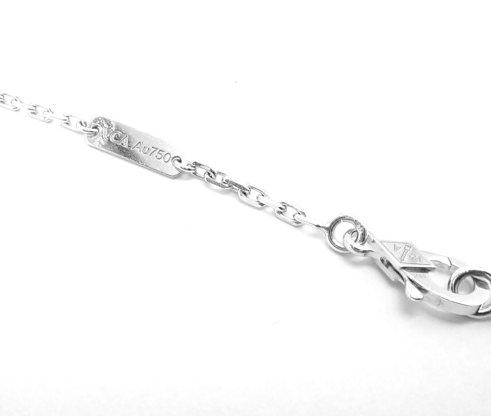 Van Cleef & Arpels, grand collier pendentif fleur en or blanc et diamants en vente 3