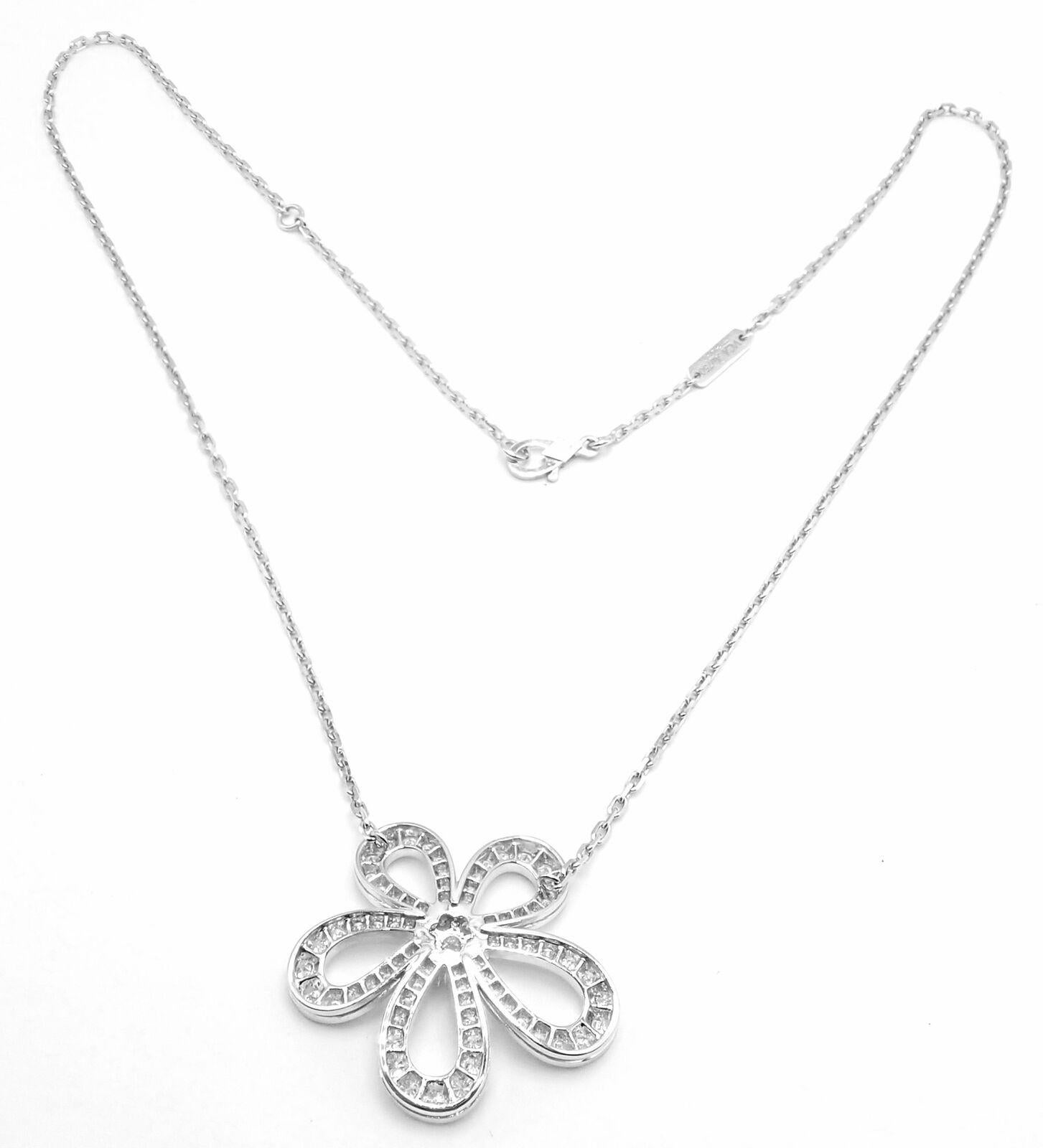 Van Cleef & Arpels, grand collier pendentif fleur en or blanc et diamants en vente 4