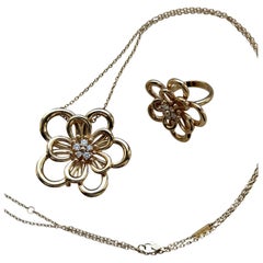 Van Cleef & Arpels Pendentif et bague à clip en or Flowerlace