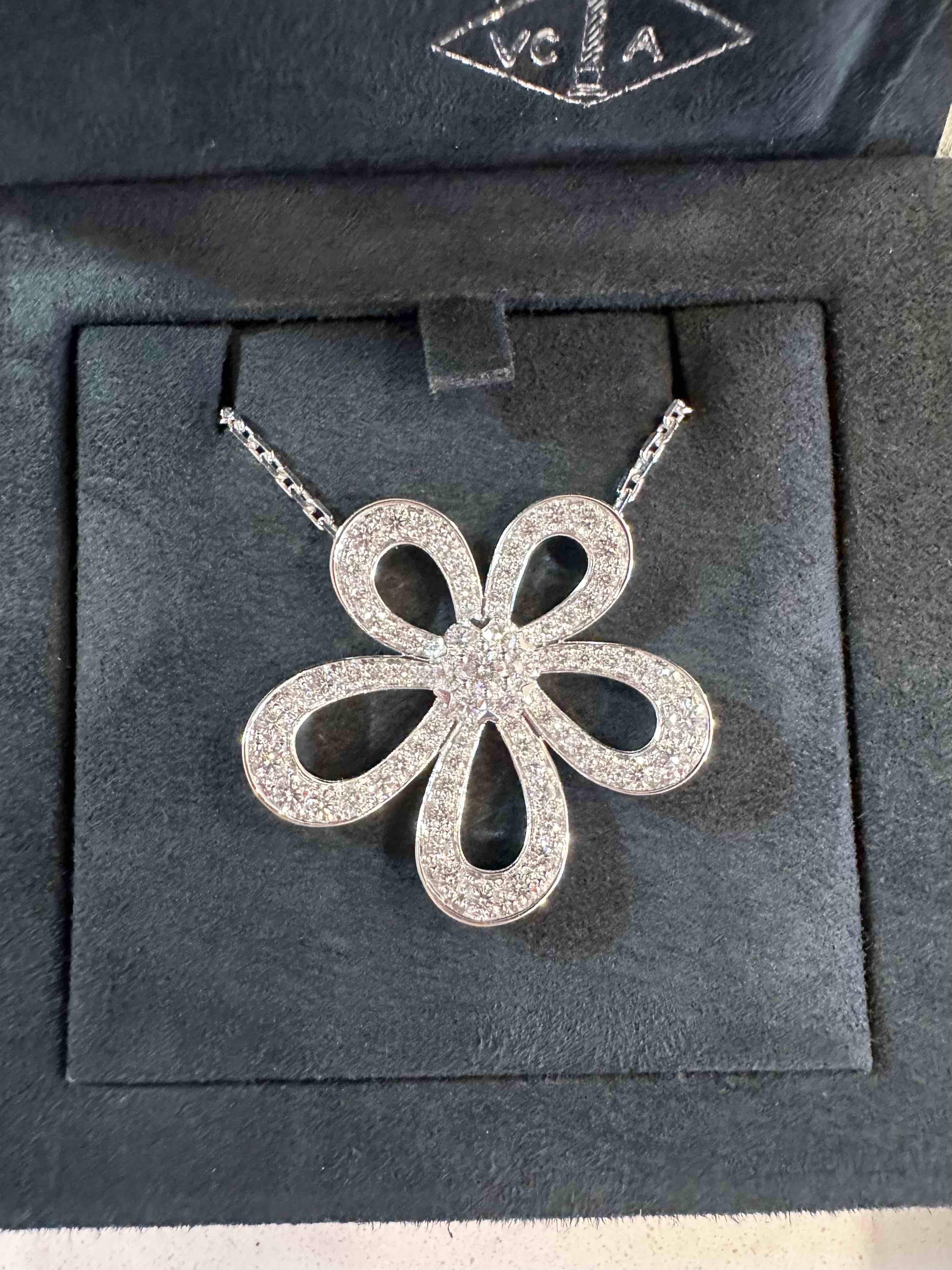 Van Cleef & Arpels Flowerlace Pendant Necklace, White Gold, Diamonds In Excellent Condition In Tucson, AZ