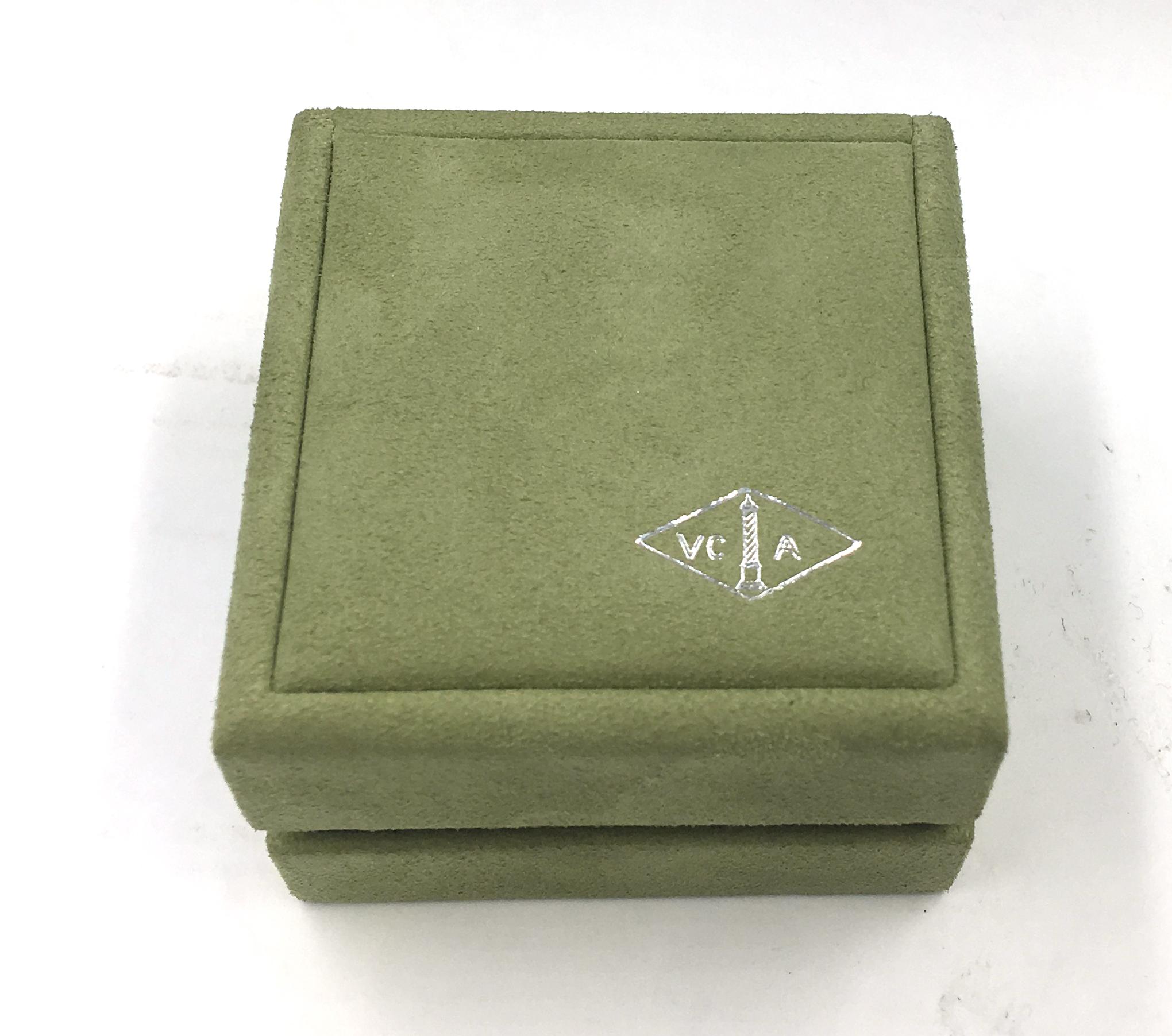 Van Cleef & Arpels Flowerlace Ring White Gold, Diamond For Sale 3