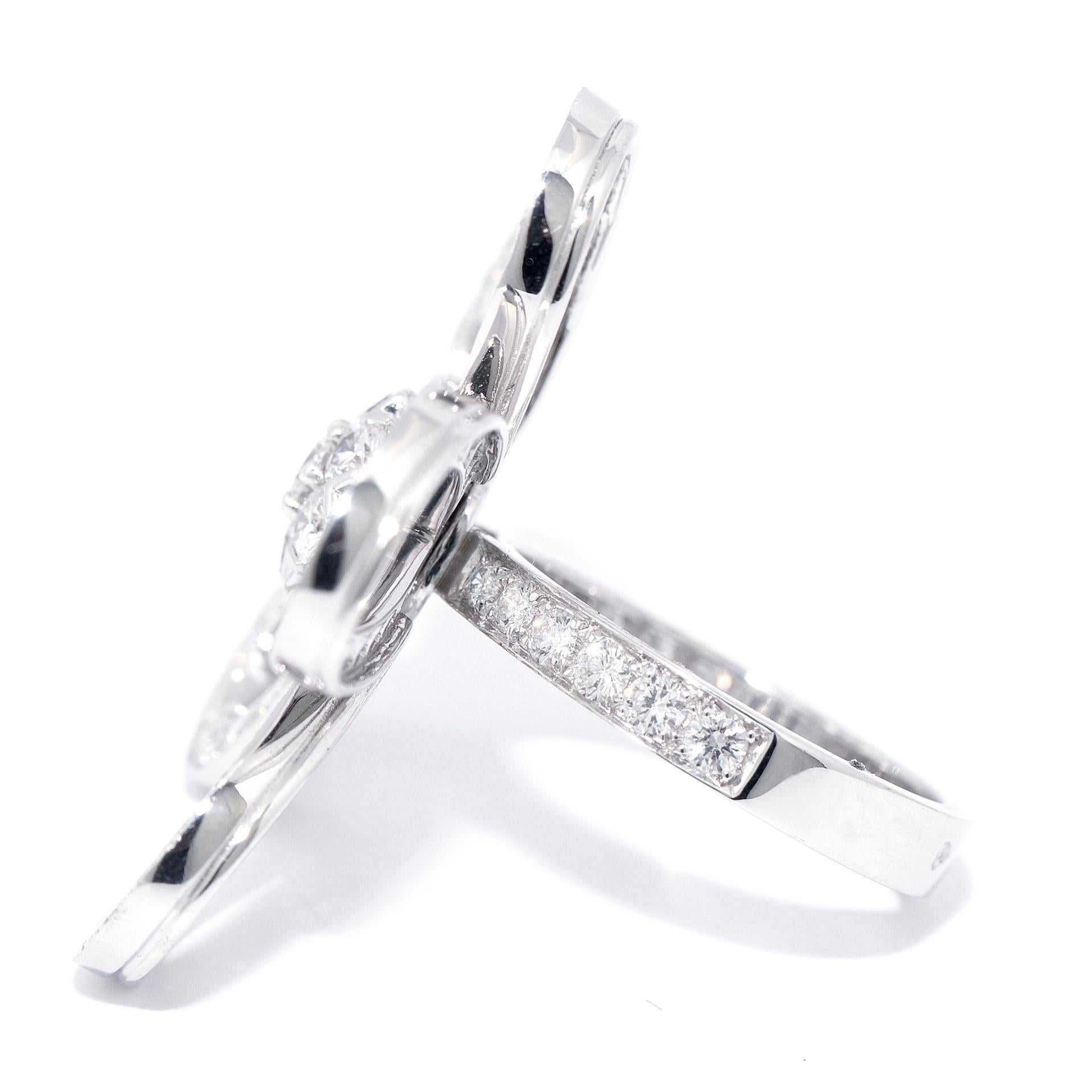By combining the transparency of lace with the graceful silhouette of flowers, the Flowerlace High Jewelry collection brings together two of Van Cleef & Arpels' key sources of inspiration: nature and couture.

Flowerlace ring. White gold, round