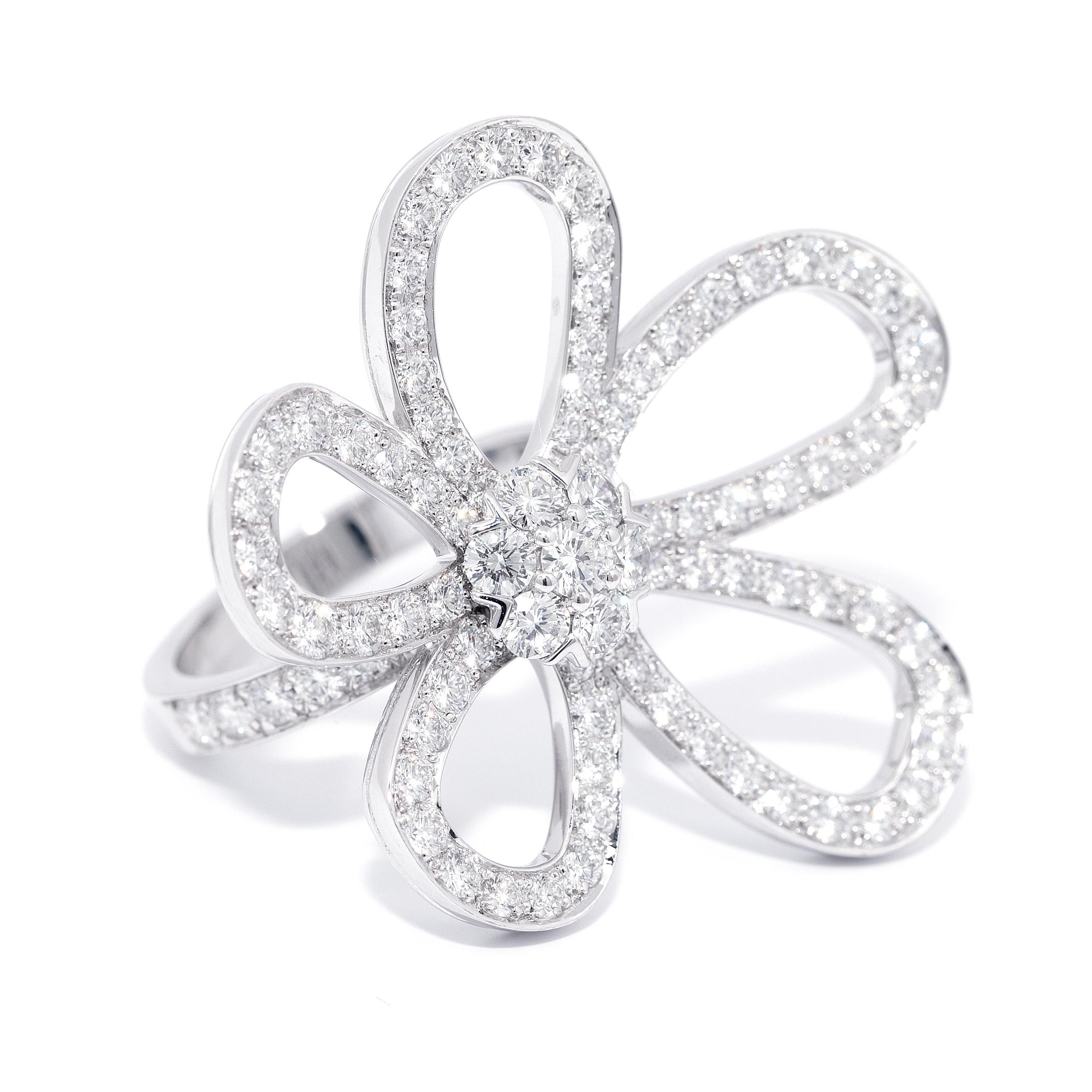 Contemporary Van Cleef & Arpels Flowerlace Ring White Gold, Diamond For Sale