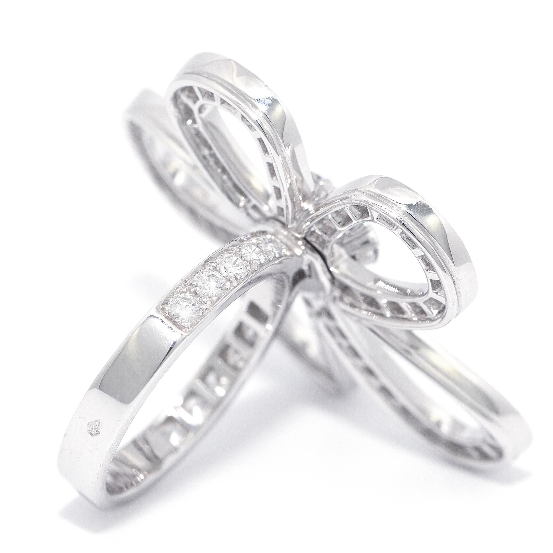 Round Cut Van Cleef & Arpels Flowerlace Ring White Gold, Diamond For Sale