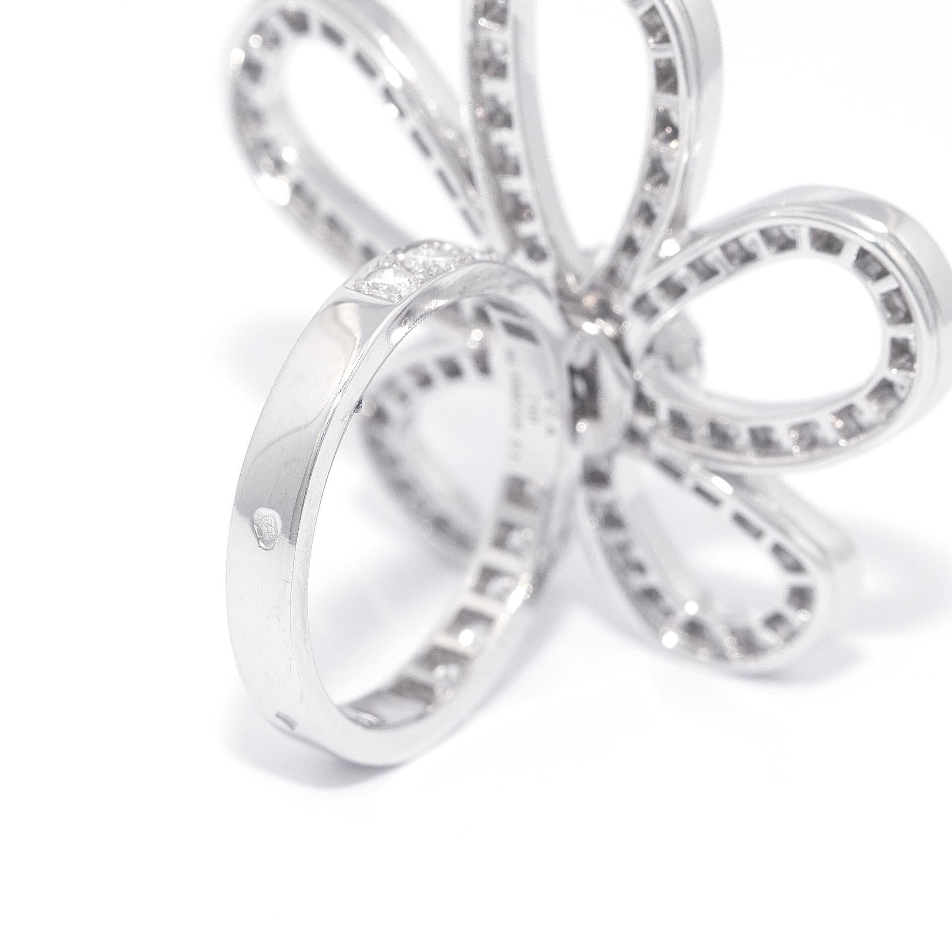 Van Cleef & Arpels Flowerlace Ring White Gold, Diamond In Excellent Condition For Sale In Los Angeles, CA