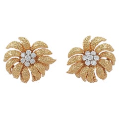 Van Cleef & Arpels flowers vintage earrings 70's yellow gold and diamonds French