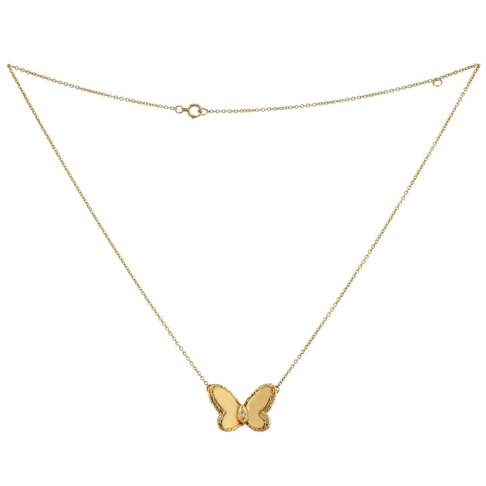 Ce rare collier vintage Van Cleef & Arpels de la collection emblématique Flying Beauties est réalisé en or jaune 18 carats texturé et rehaussé d'un diamant solitaire taille brillant d'une valeur estimée à 0,03 carat. Fabriqué en France dans les