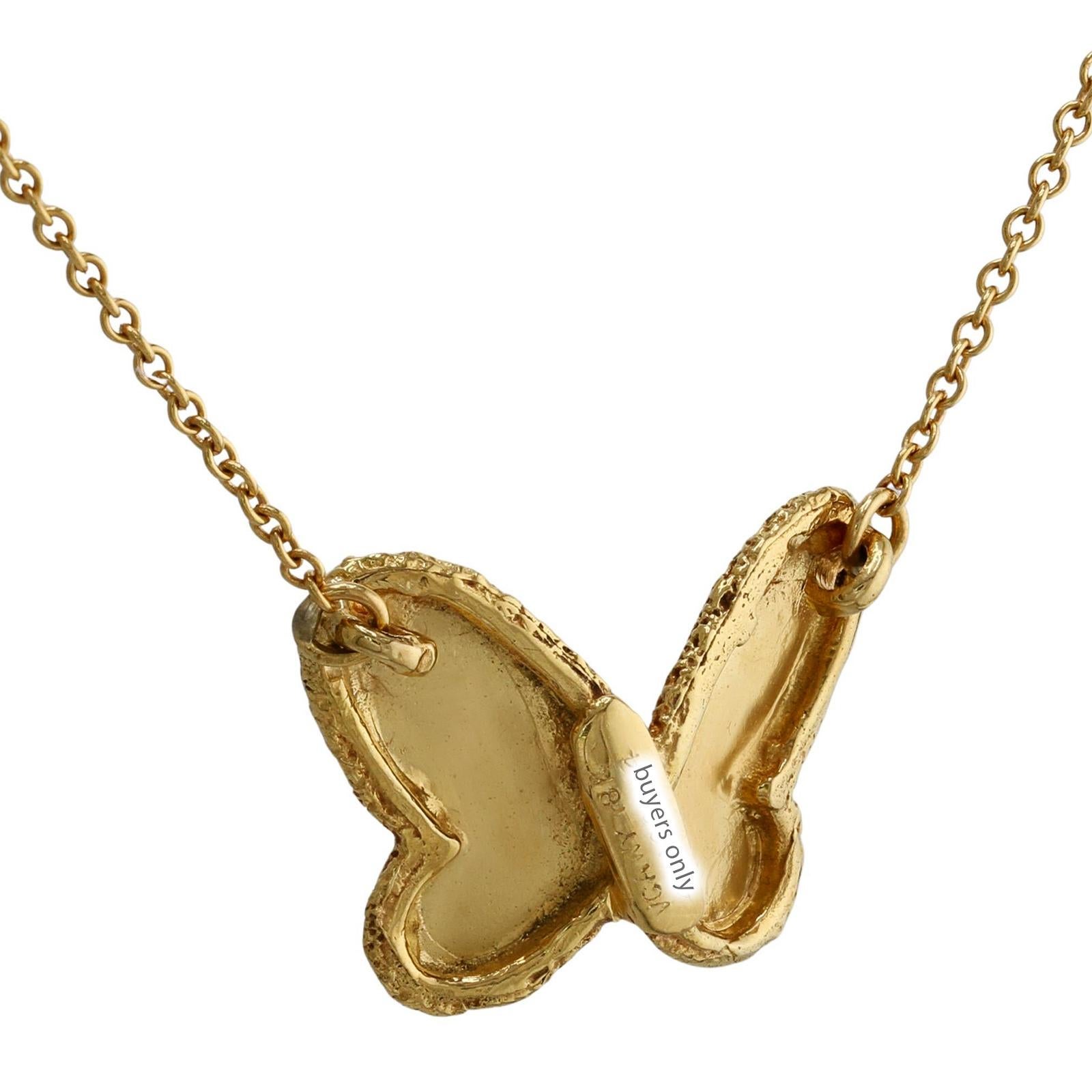 VAN CLEEF & ARPELS Flying Beauties Diamond Gold Butterfly Pendant Necklace In Good Condition For Sale In New York, NY