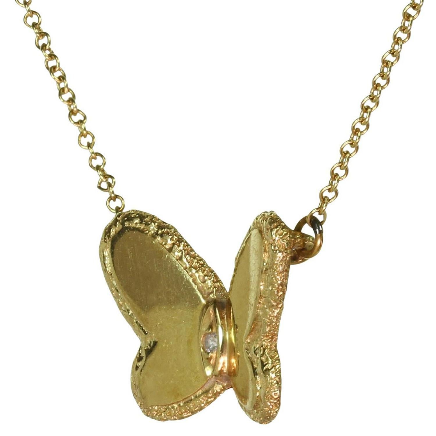 VAN CLEEF & ARPELS Flying Beauties Diamond Gold Butterfly Pendant Necklace In Good Condition In New York, NY