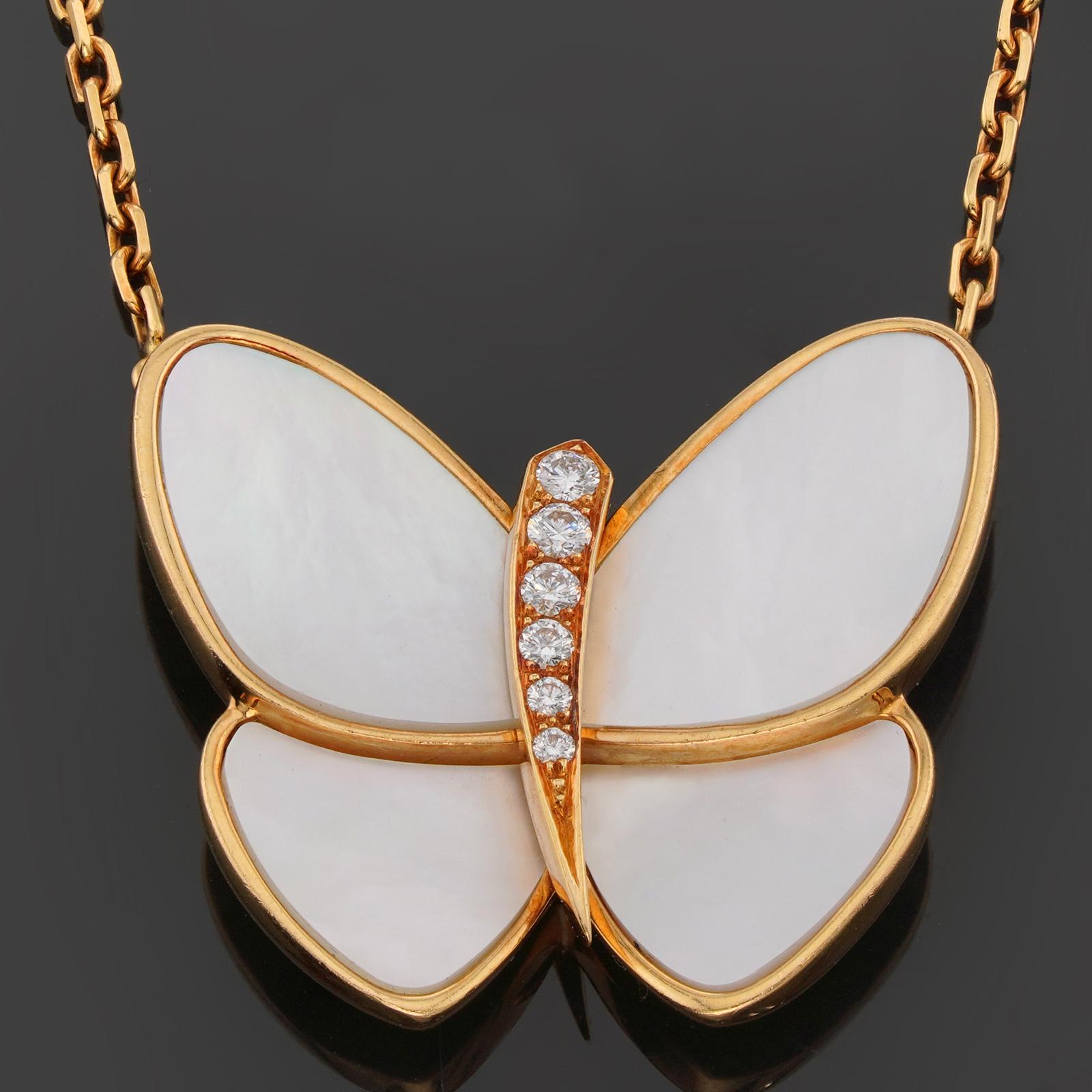 Ce gracieux collier Van Cleef & Arpels de la collection Flying Beauties est réalisé en or jaune 18 carats et présente un pendentif papillon serti de diamants ronds D-E-F VVS1-VVS2 de taille brillant et d'ailes en nacre. Fabriquées en France en 2016.