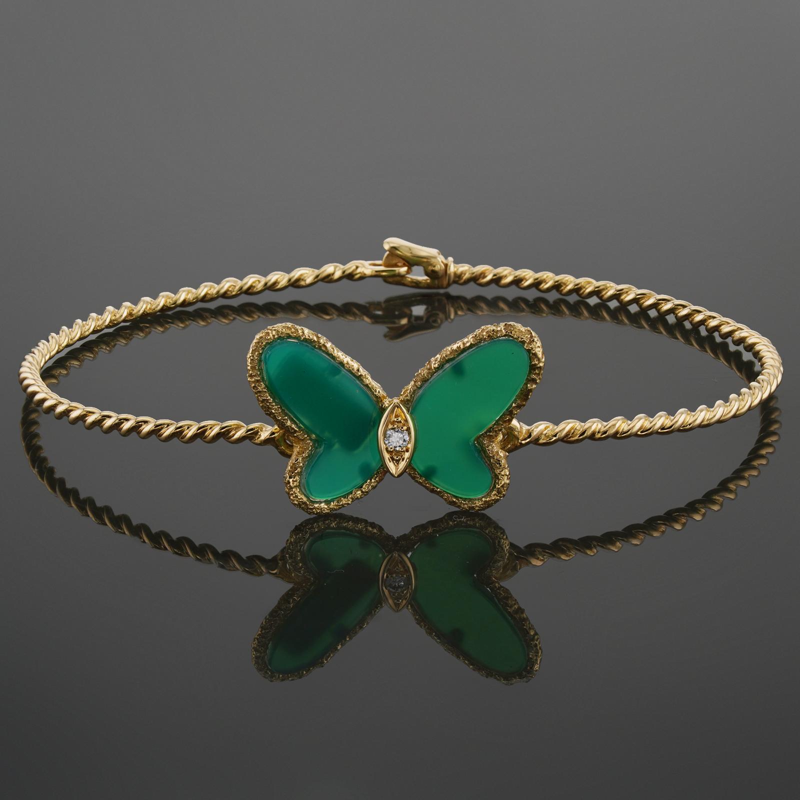 Questo splendido bracciale vintage di Van Cleef & Arpels, appartenente all'iconica collezione Flying Beauties, è realizzato in oro giallo 18 ct e presenta una farfalla con ali di calcedonio verde e un diamante solitario con taglio a brillante di