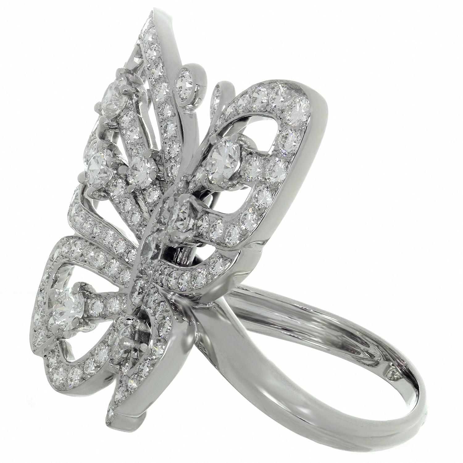 Van Cleef & Arpels Flying Butterfly Between the Finger Diamond White Gold Ring In Excellent Condition In New York, NY