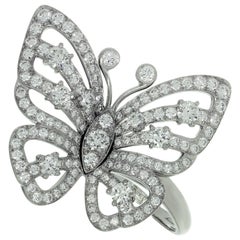 Van Cleef & Arpels Bague en or blanc avec un papillon volant entre les doigts et un diamant