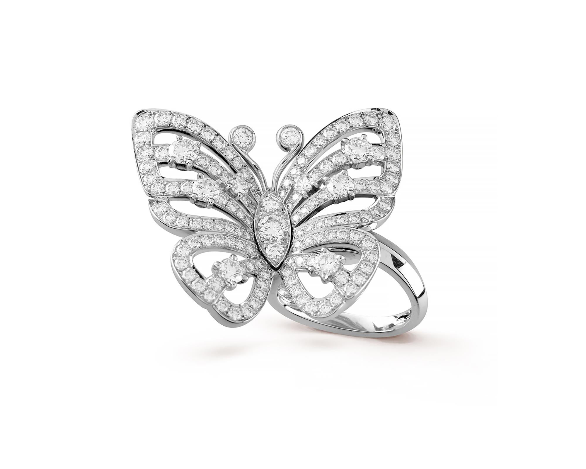 Ring mit fliegendem Schmetterling zwischen den Fingern, entworfen von Van Cleef & Arpels.
Mit weißen runden Diamanten aus 18 Karat Weißgold besetzt. 
Die Diamanten entsprechen den Farben E-F und der Reinheit VS. 
Das Gewicht des Rings beträgt 13,88