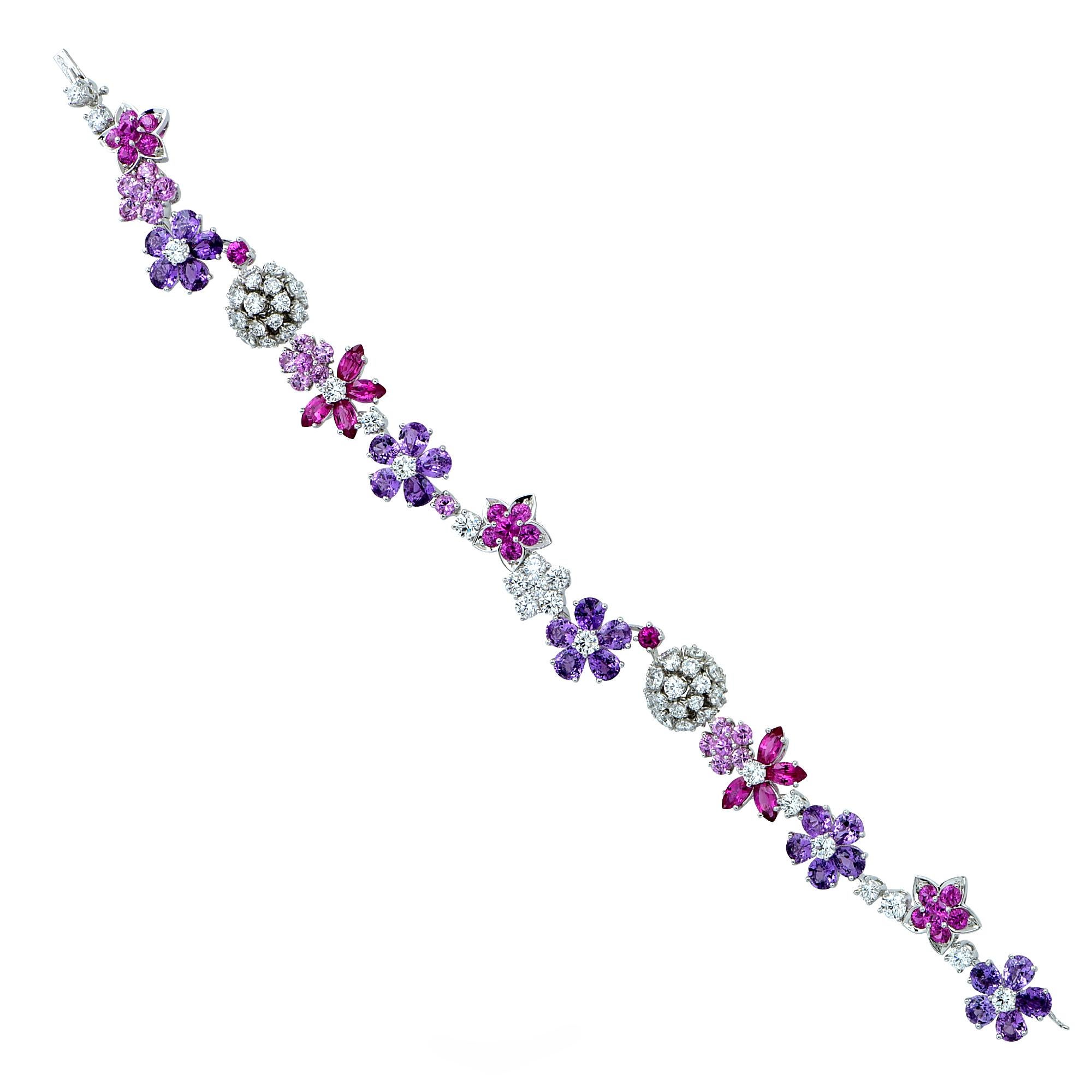 De la Maison Van Cleef & Arpels:: ce bracelet exquis de la Collection Haute Joaillerie Folie des Prés en or blanc:: diamant et saphir:: finement réalisé à la main en or blanc 18 carats:: présente 73 diamants ronds de taille brillant pesant