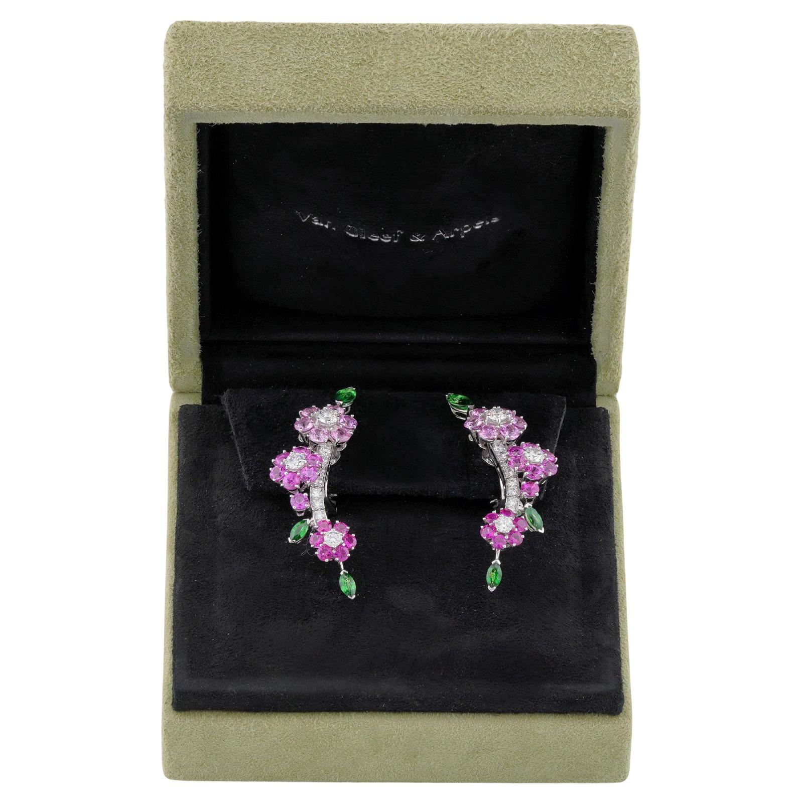 VAN CLEEF & ARPELS Folie des Pres Broderie Diamond Gold Earrings & Ring Set In Excellent Condition For Sale In New York, NY