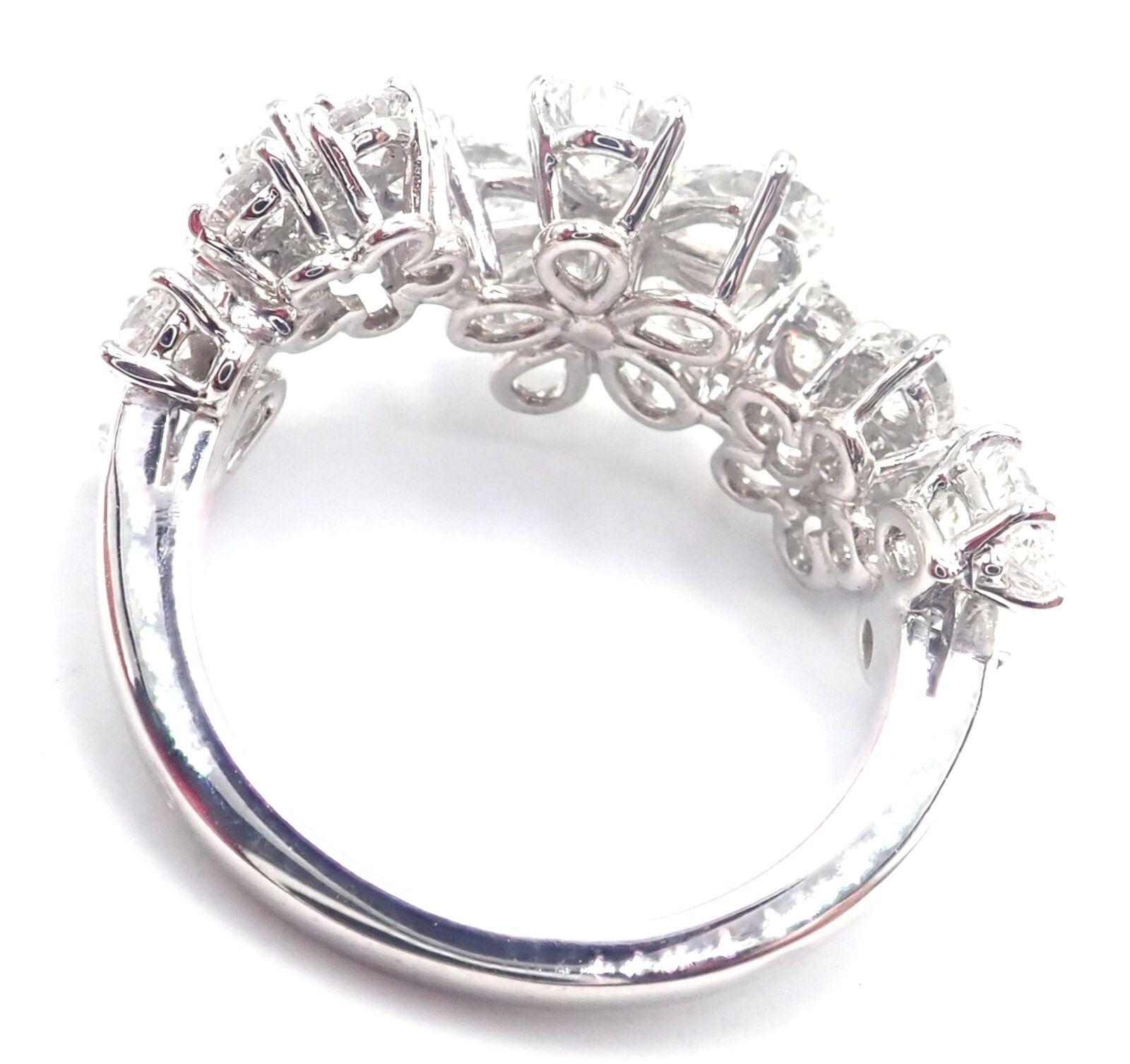 Taille brillant Van Cleef & Arpels Folie des Pres Bague fleur en or blanc en vente
