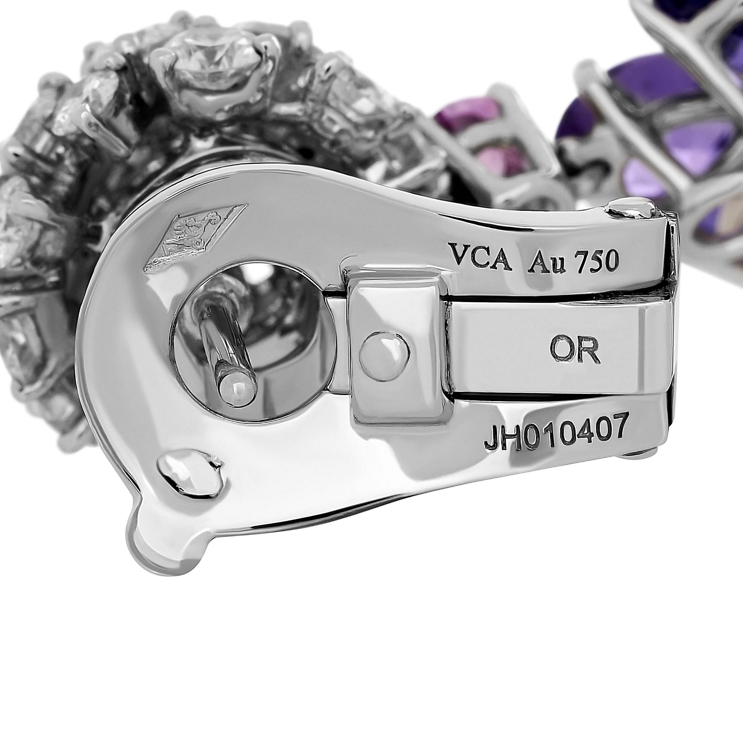 Diese skurrilen Ohrringe von Van Cleef & Arpels (VCA) zeichnen sich durch eine schillernde Kugel aus Diamantpavé aus, von der abwechselnd florale Motive aus violetten und rosafarbenen Saphiren baumeln, die von glänzenden Diamantbüscheln durchsetzt