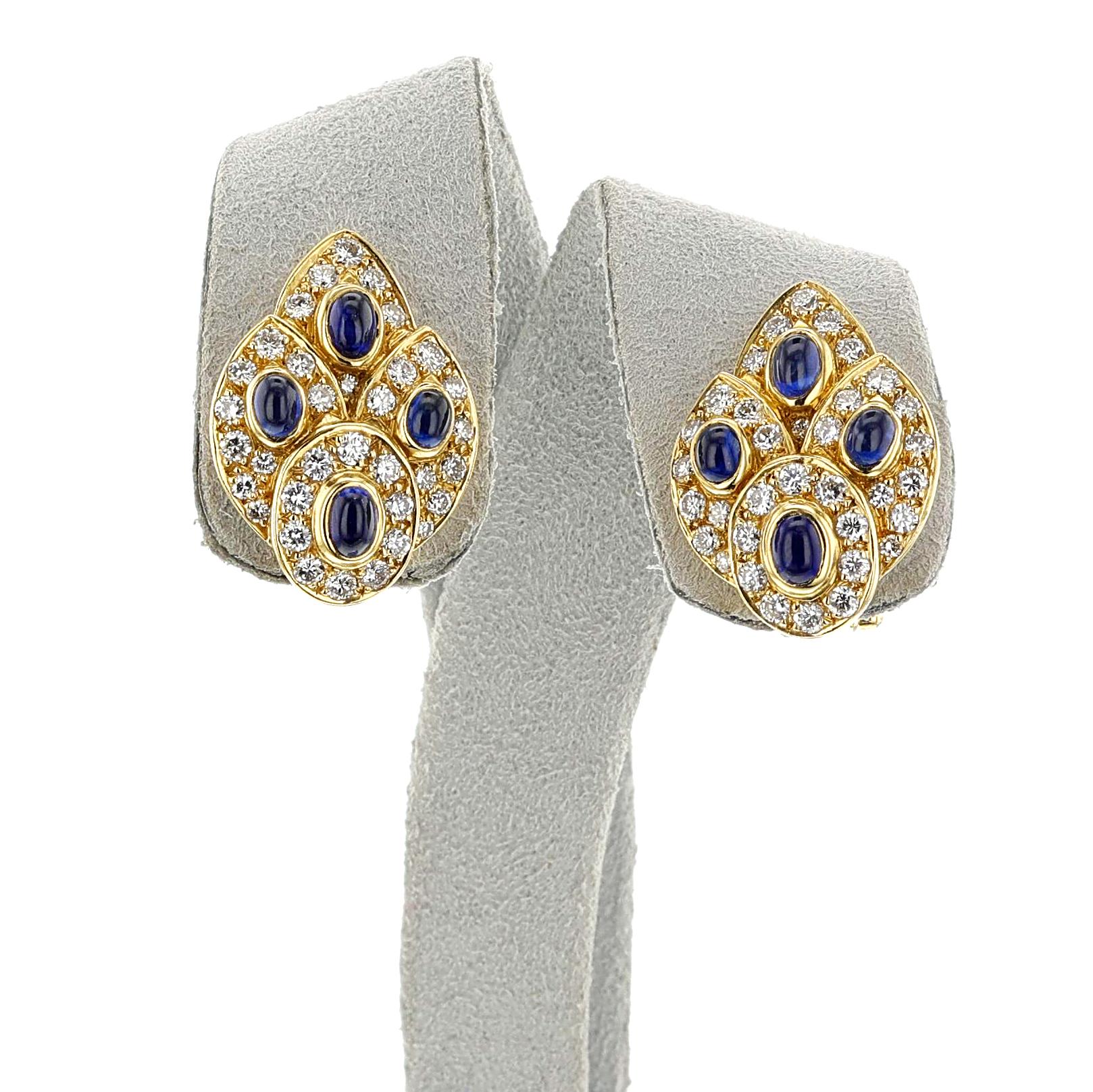 Un par de pendientes Van Cleef & Arpels de cuatro cabujones de zafiro y diamantes realizados en oro amarillo de 18 quilates. El peso total del pendiente es de 14,02 gramos. Las dimensiones son 0,95 pulgadas x 0,66 pulgadas. El peso total del