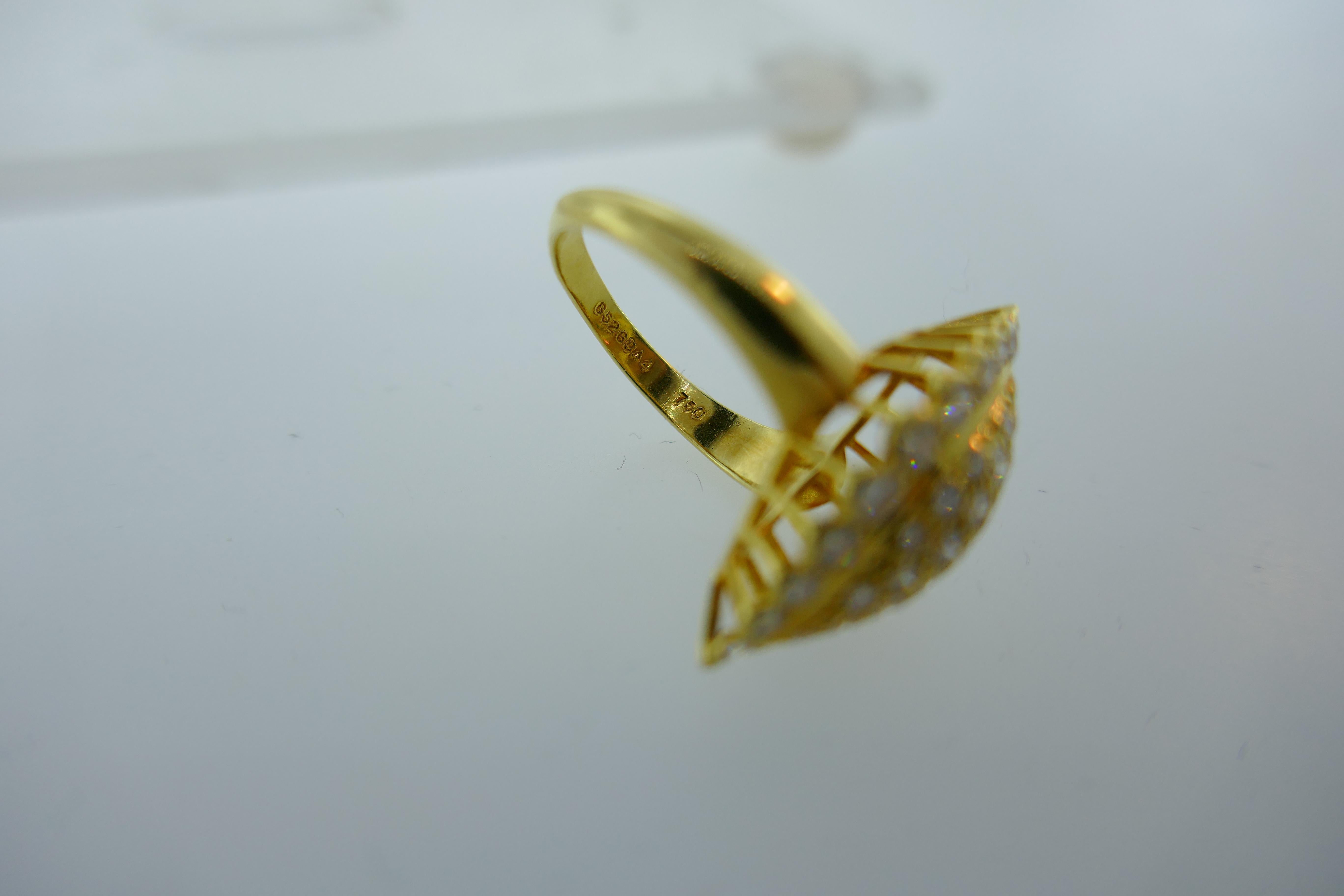 Van Cleef & Arpels France 18k Yellow Gold and 1.25 Carat Diamond Navette Ring In Excellent Condition In Beverly Hills, CA