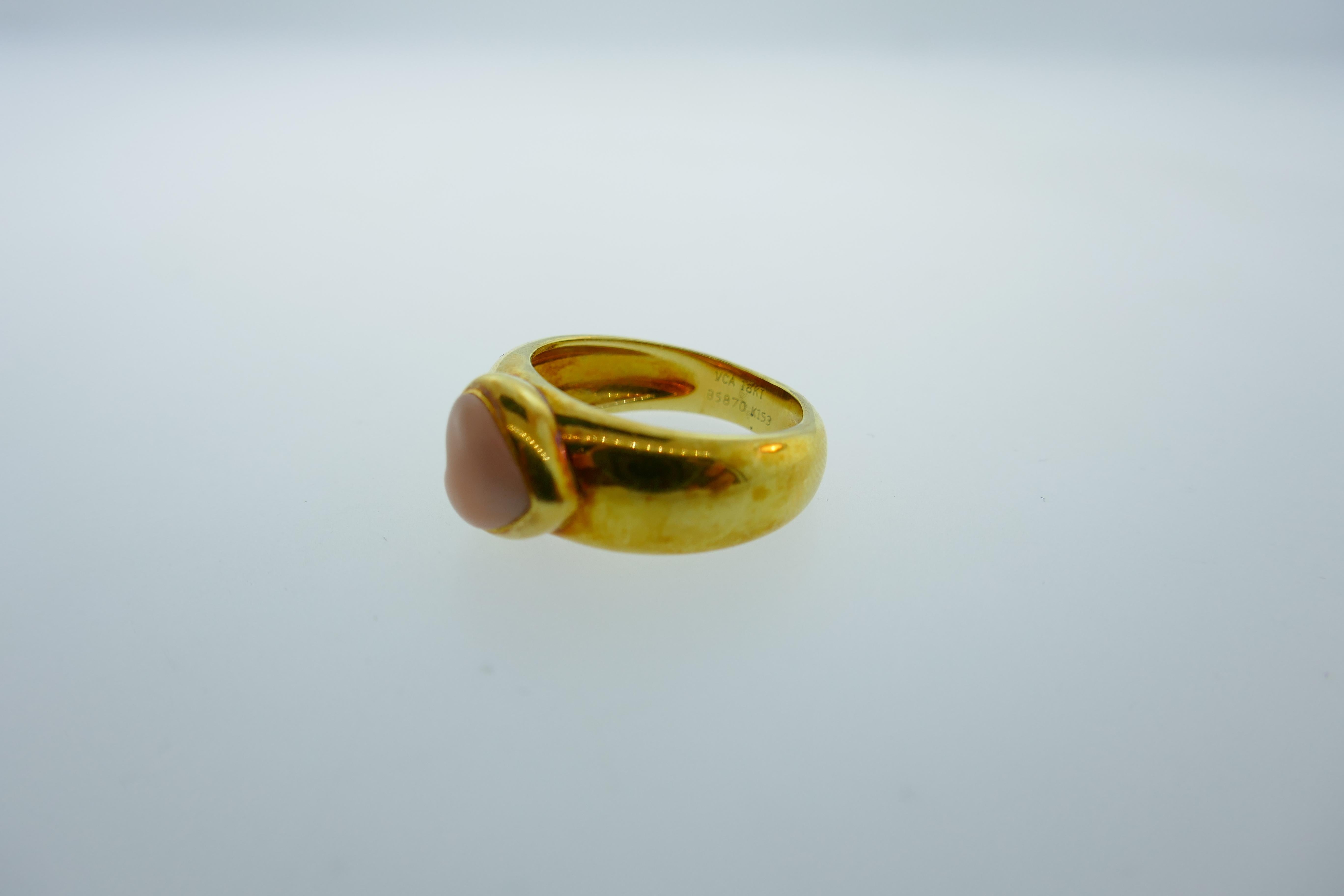 Van Cleef & Arpels France 18 Karat Yellow Gold and Coral Heart Ring Vintage In Good Condition In Beverly Hills, CA