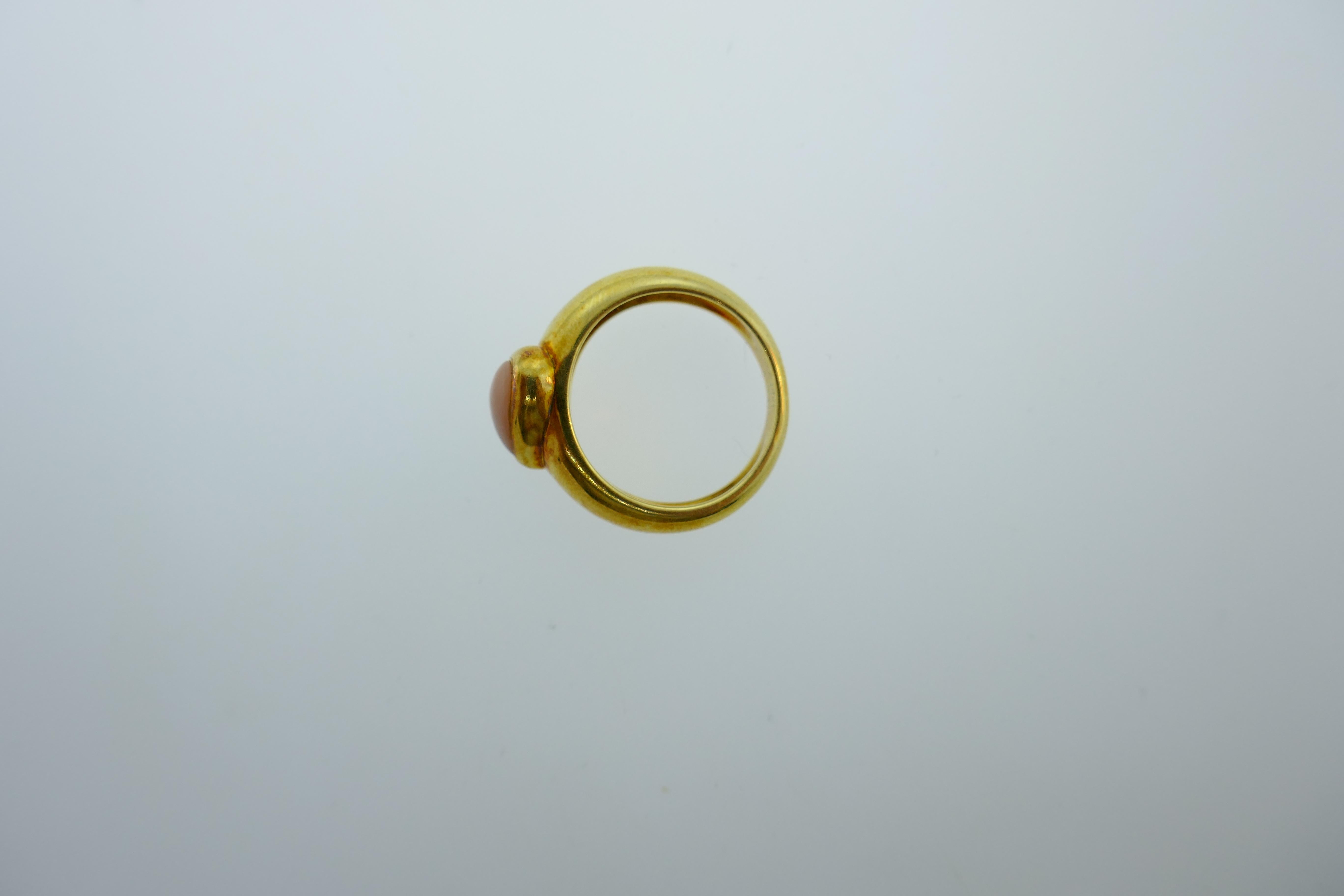 Women's or Men's Van Cleef & Arpels France 18 Karat Yellow Gold and Coral Heart Ring Vintage