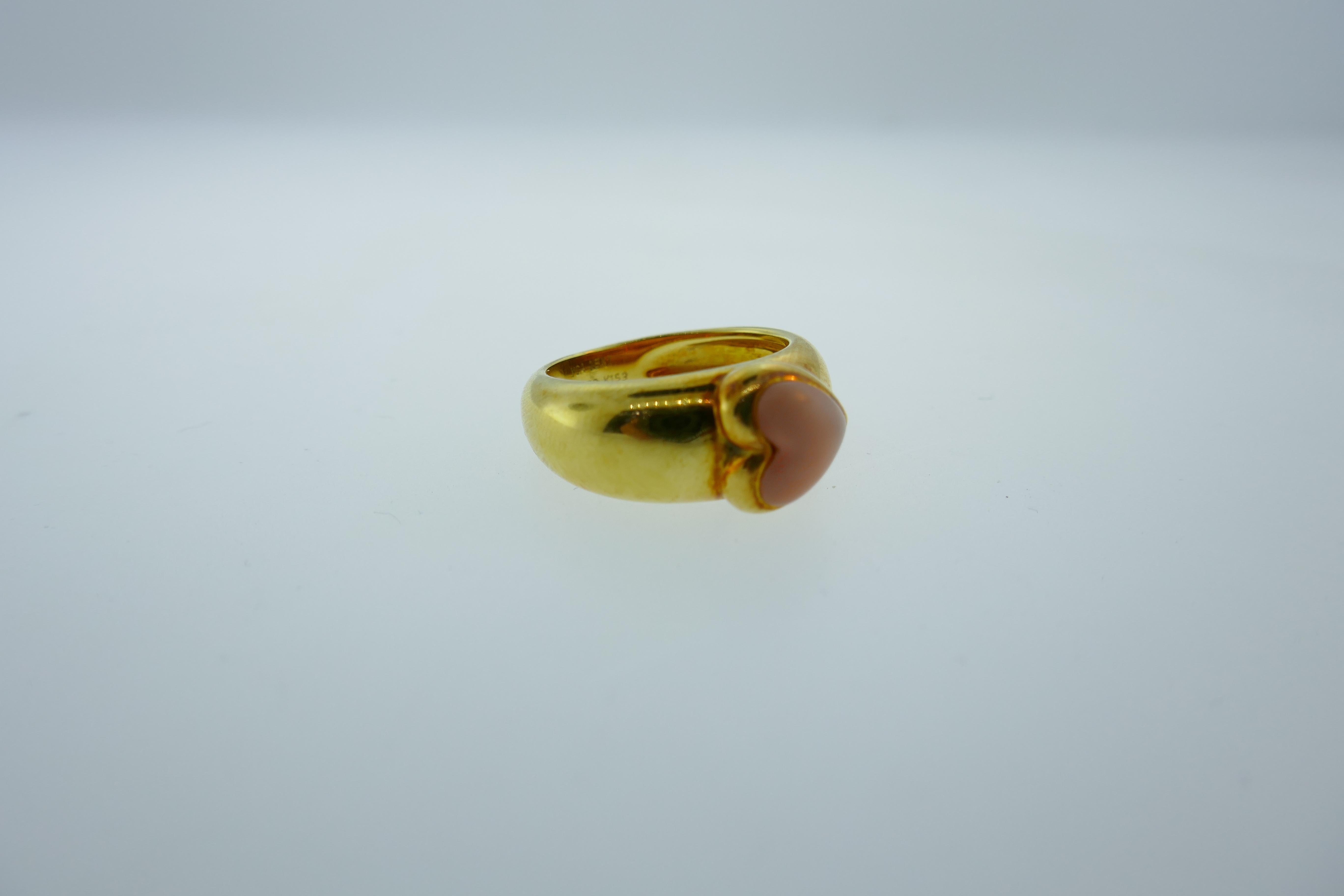 Van Cleef & Arpels France 18 Karat Yellow Gold and Coral Heart Ring Vintage 4