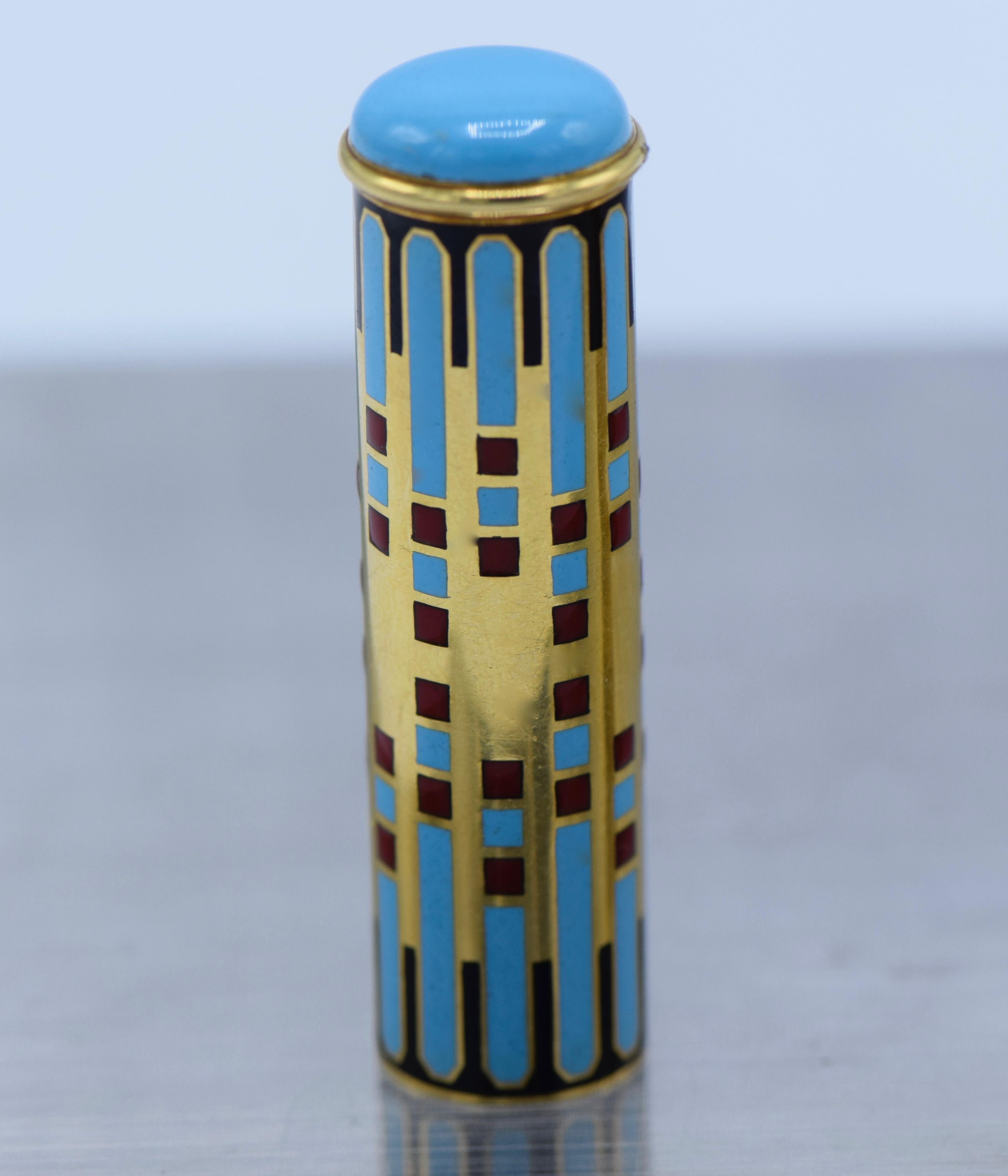Van Cleef & Arpels, Frankreich, Art Deco 1920er Jahre, Lippenstifthalter aus 18k Gold und Emaille.

Dieser einzigartige Lippenstifthalter im typischen Art-Déco-Stil hat eine zartfarbige Emaille mit einem himmelblauen, roten und schwarzen