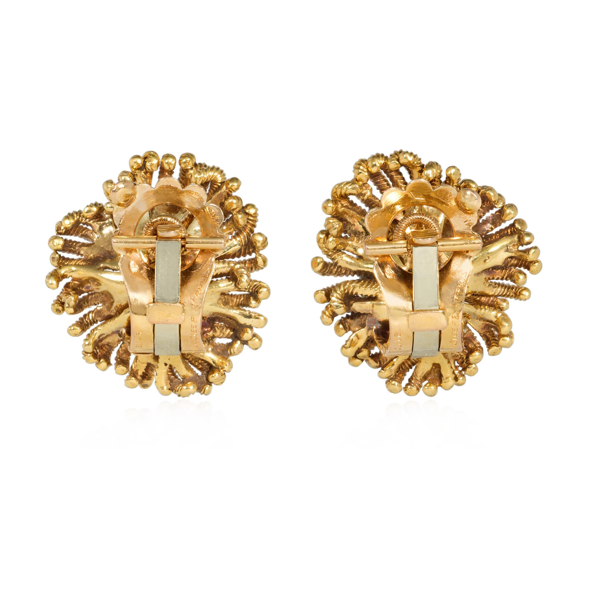 Moderno Van Cleef & Arpels, France Mid-Century Gold and Diamond Flower Clip Earrings in vendita