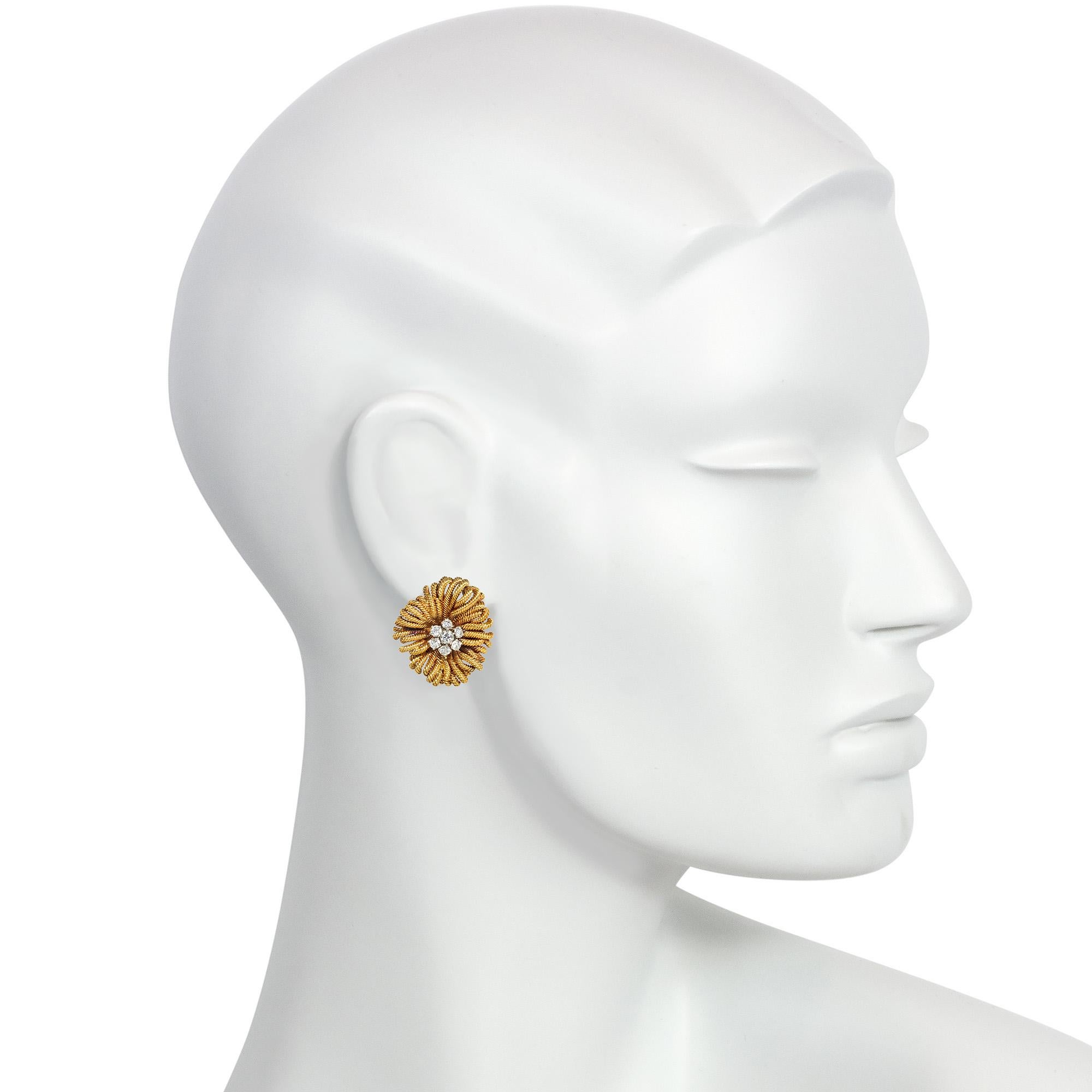 Van Cleef & Arpels, France Mid-Century Gold and Diamond Flower Clip Earrings In condizioni buone in vendita a New York, NY