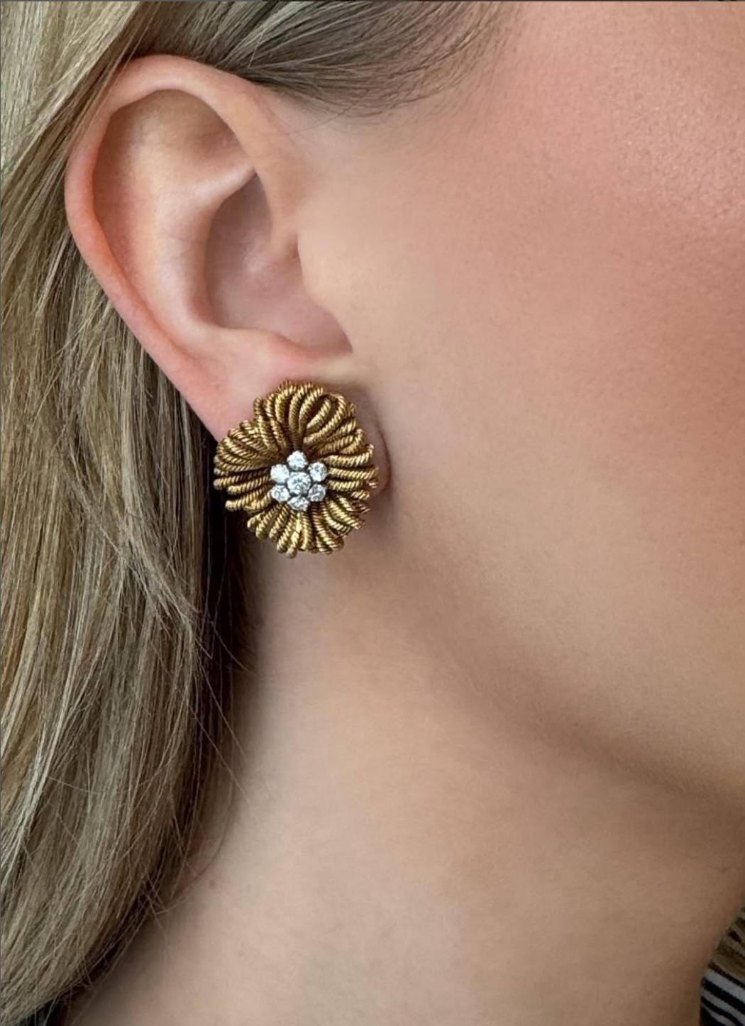 Van Cleef & Arpels, France Mid-Century Gold and Diamond Flower Clip Earrings Unisexe en vente