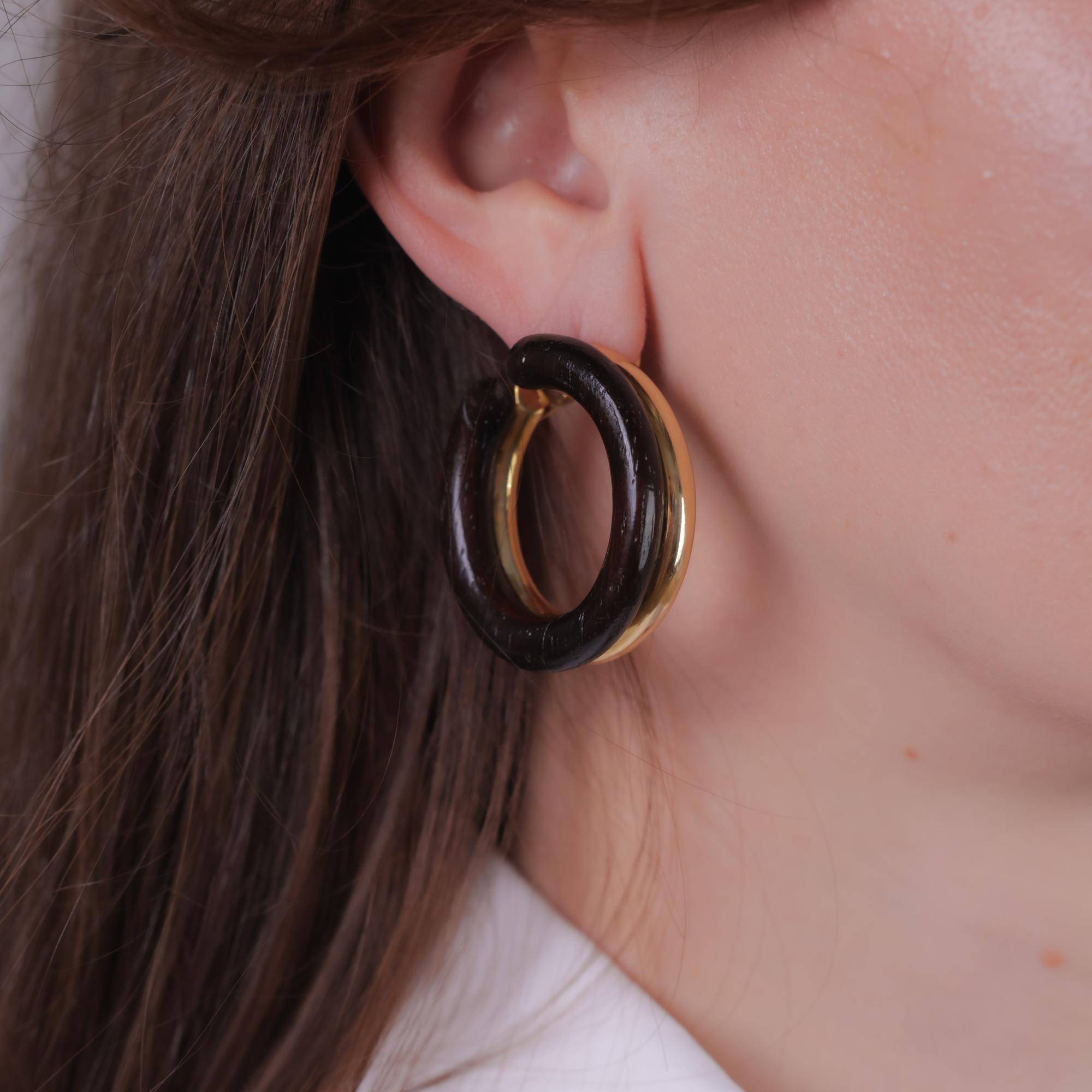 Van Cleef & Arpels French 18k yellow gold and ebony wood hoop earrings In Excellent Condition In Beverly Hills, CA