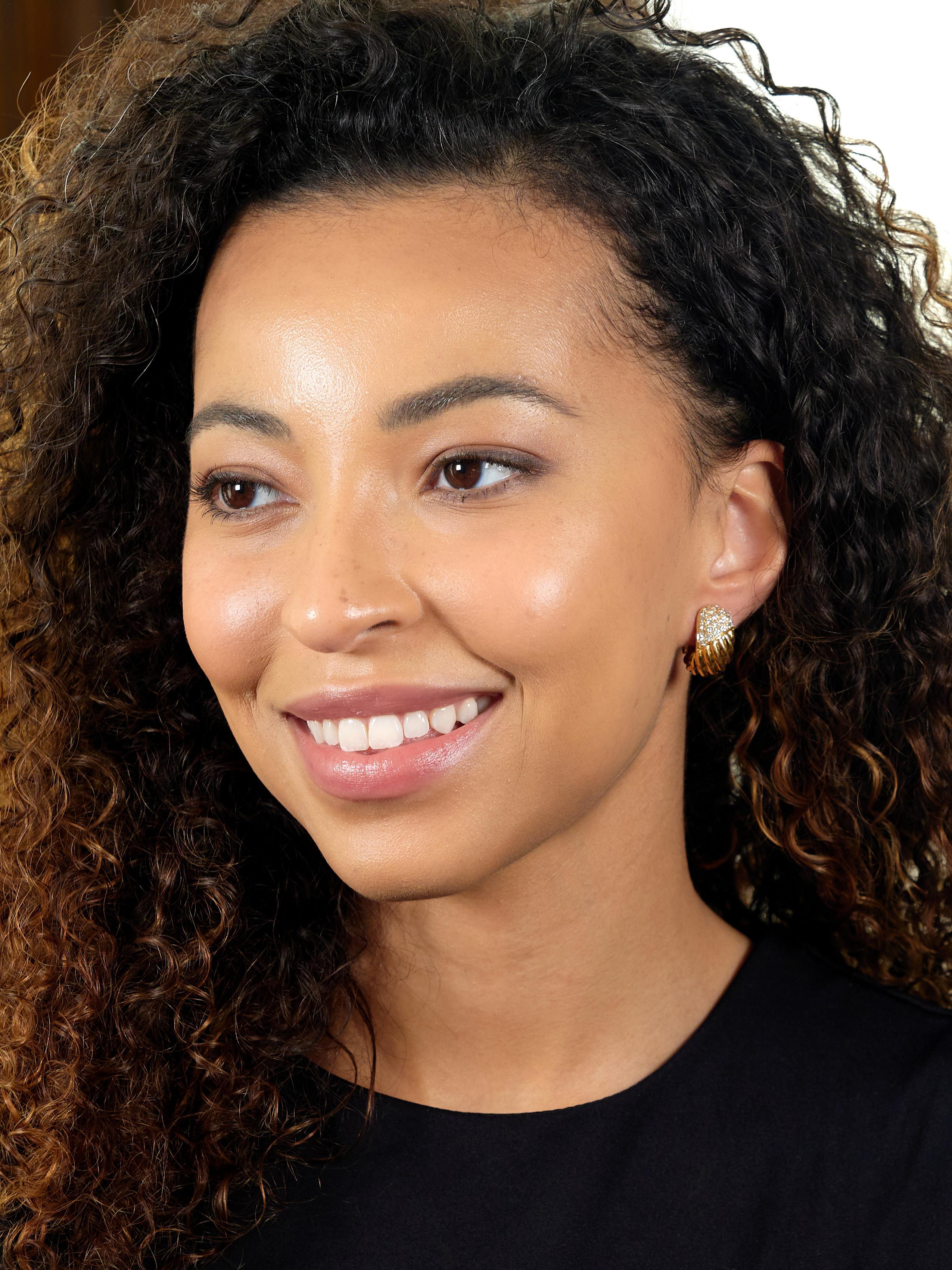 Disegnato come un cerchio a J scanalato, diviso in due da segmenti di diamanti pavé.
I diamanti sono di taglio rotondo brillante e pesano in totale 1,47 carati.
Colore G e purezza VS2
Con finitura lucida
Completato da fondelli ad omega con