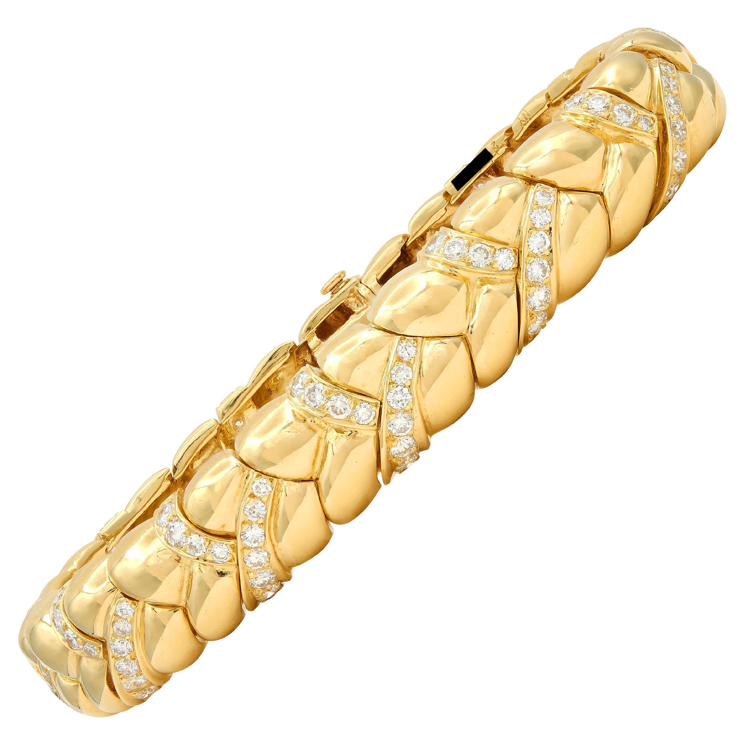 Van Cleef 
Arpels Pulsera francesa tejida de oro amarillo de 18 quilates con diamantes de los años 80 en venta