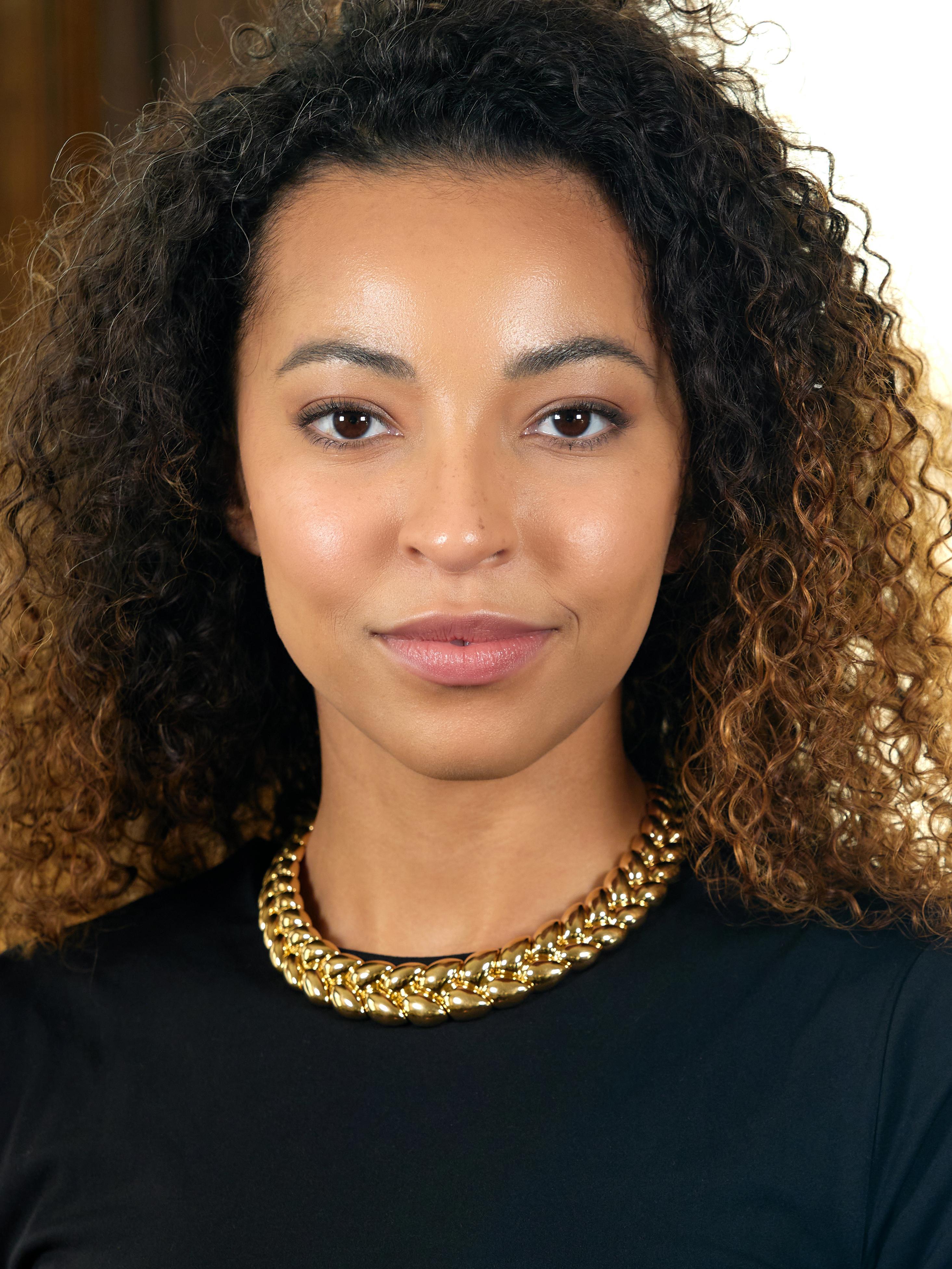 Entworfen als geflochtenes Weizengliederhalsband im Puffy-Stil
Mit gewölbten, hochglanzpolierten Goldgliedern
Vervollständigt durch verdeckten Abschluss der Pressemitteilung
Mit klappbarer Achter-Sicherung
Gestempelt mit französischen Punzen für 18