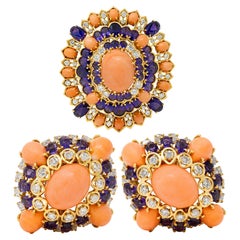 Van Cleef & Arpels Conjunto de Pendientes y Broche de Oro de 18 K con Coral Francés, Diamante y Amatista