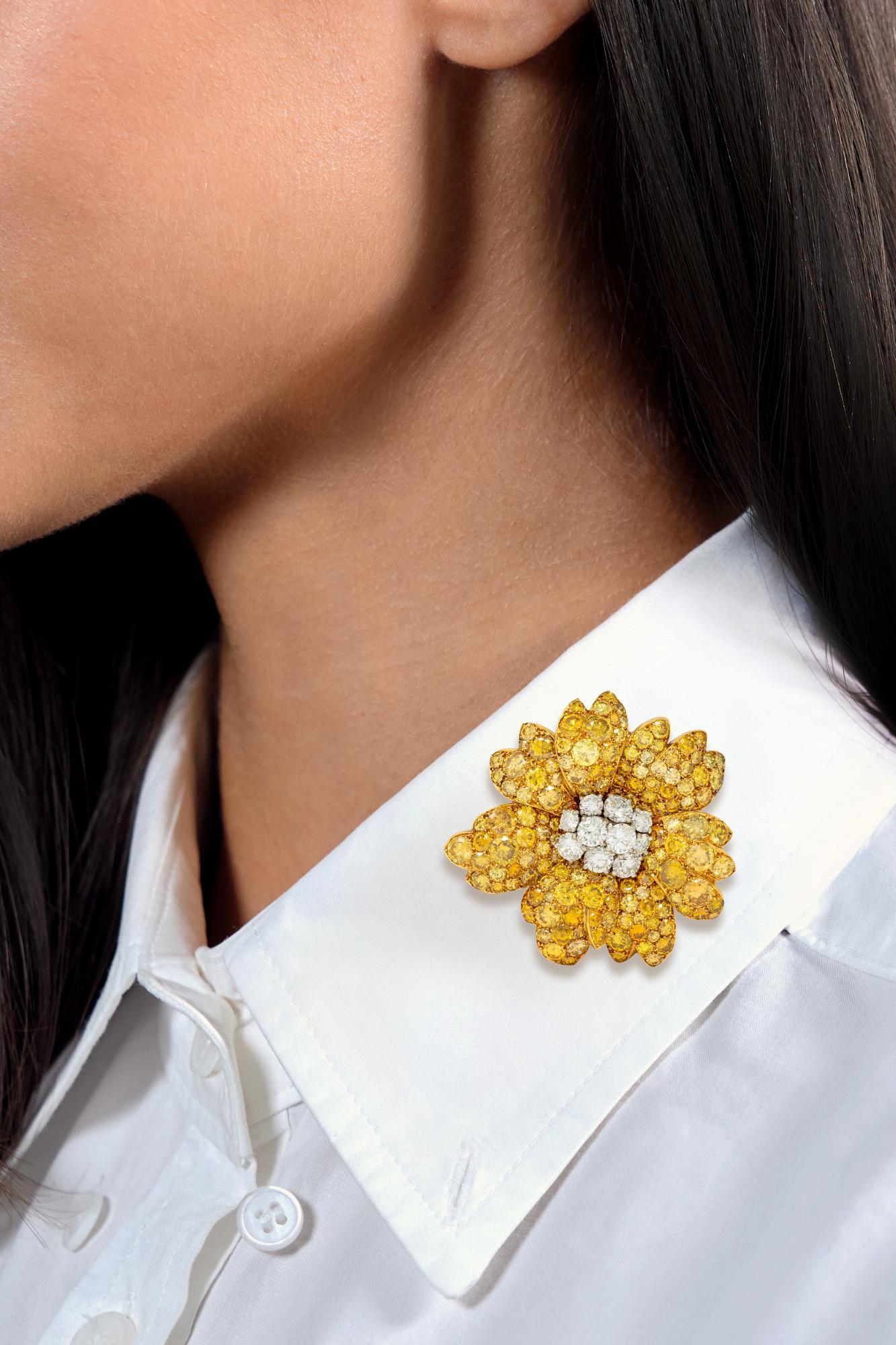 Brosche in der Form einer stilisierten Blume mit dimensionalen Blütenblättern und weißen Diamanten im Mischschliff in der Mitte
Mit einem Gewicht von ca. 3,24 Karat und der Farbe D-F und der Reinheit VVS-VS - in Weißgold mit gemeinsamen Zacken