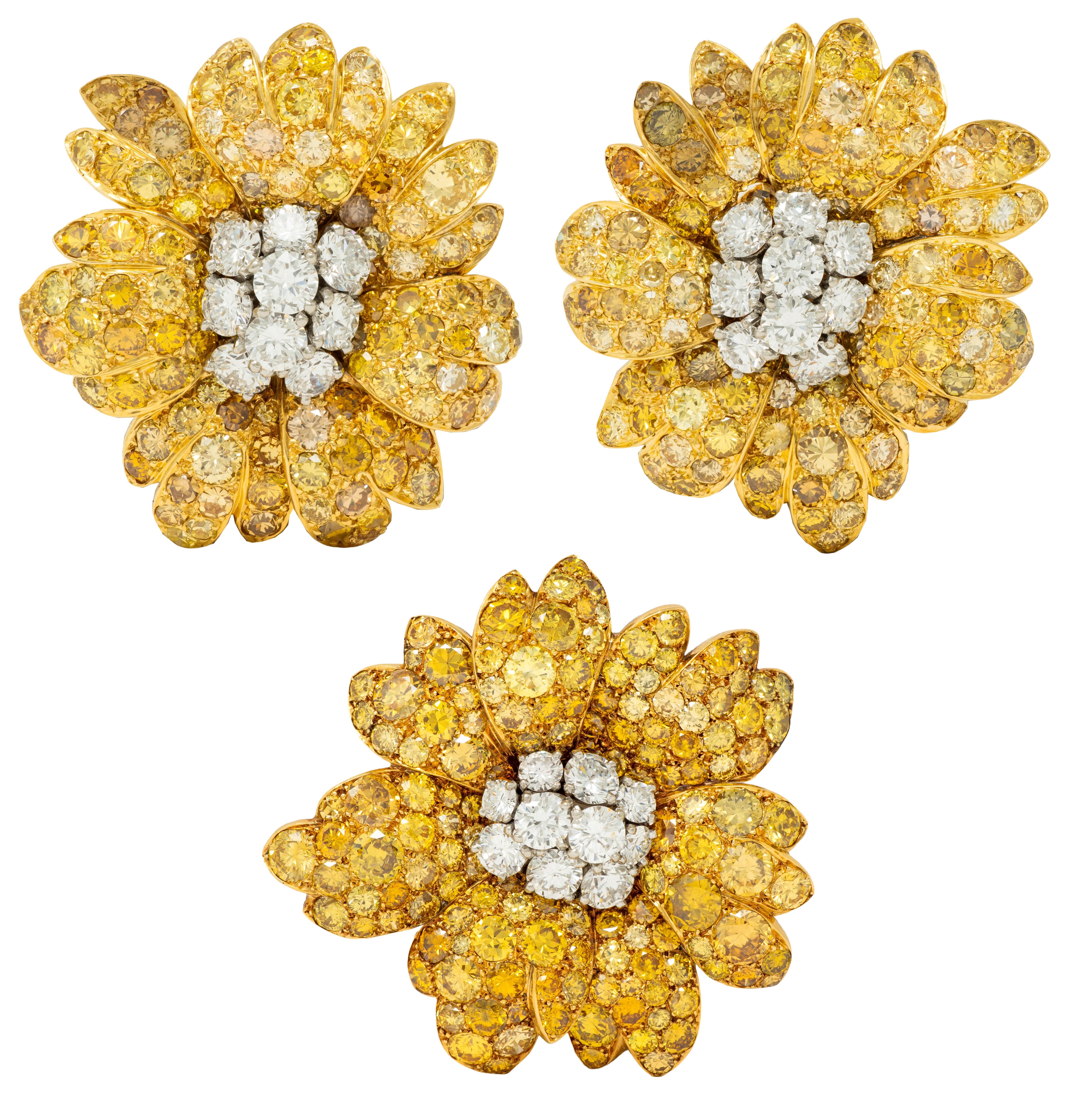 Van Cleef 
Arpels Spilla e orecchini a fiore vintage con diamanti in oro 18 carati