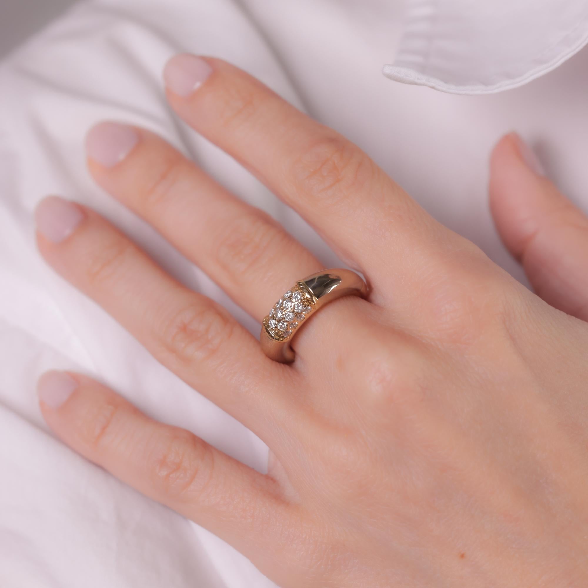 Cette bague vintage Van Cleef & Arpels présente 18 diamants ronds de taille brillant totalisant environ 0,50 carats, couleur E, pureté VS, sertis dans de l'or jaune 18k. Vers 1980.

Marque : Van Cleef & Arpels
Pierre centrale : 18 diamants ronds de