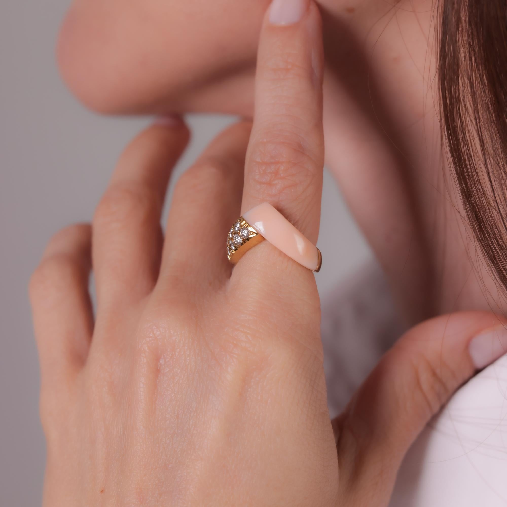Taglio brillante Anello Van Cleef & Arpels con diamante francese e corallo in oro giallo 18 ct.